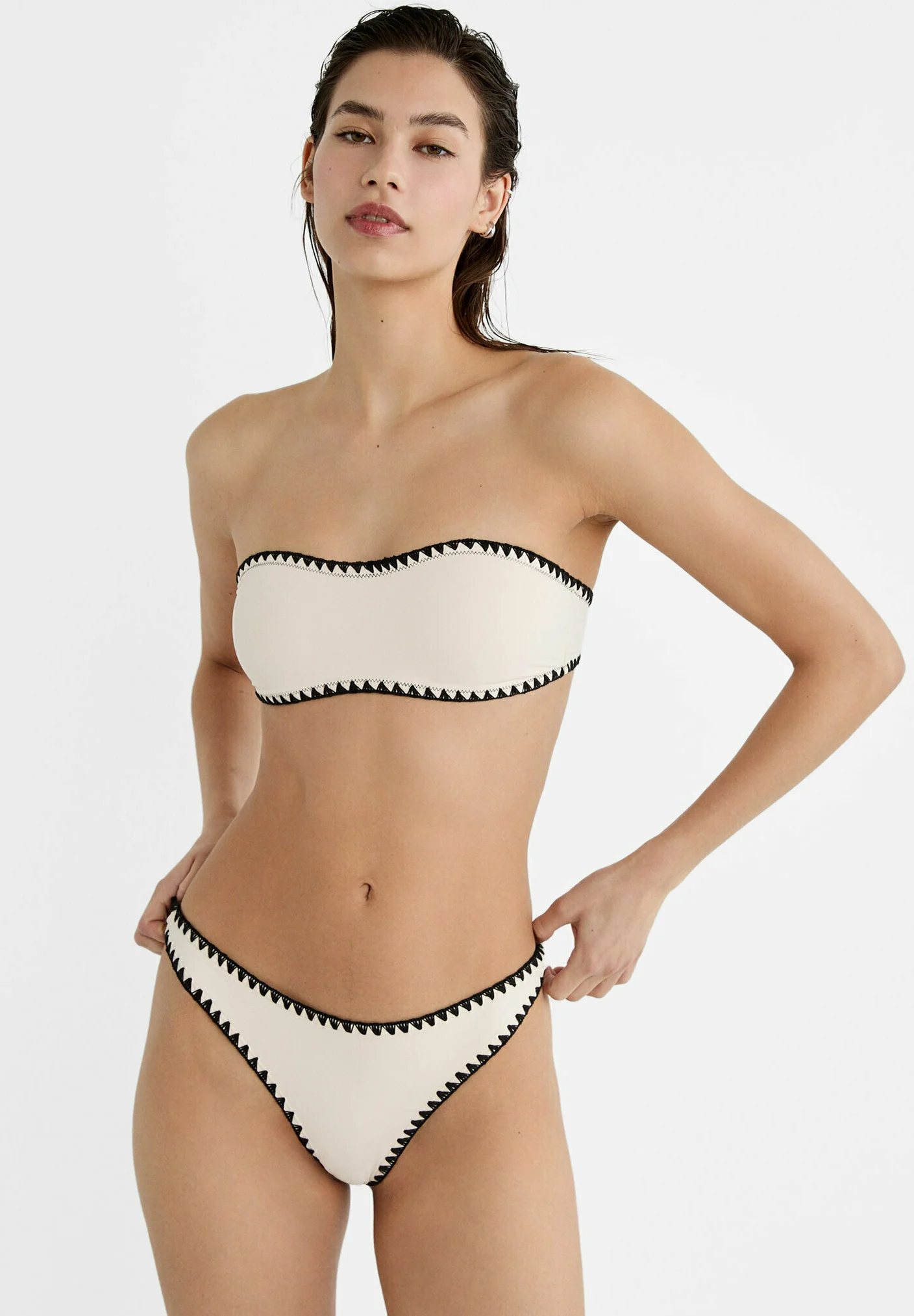Stradivarius BANDEAU BORDADO - Top de bikini