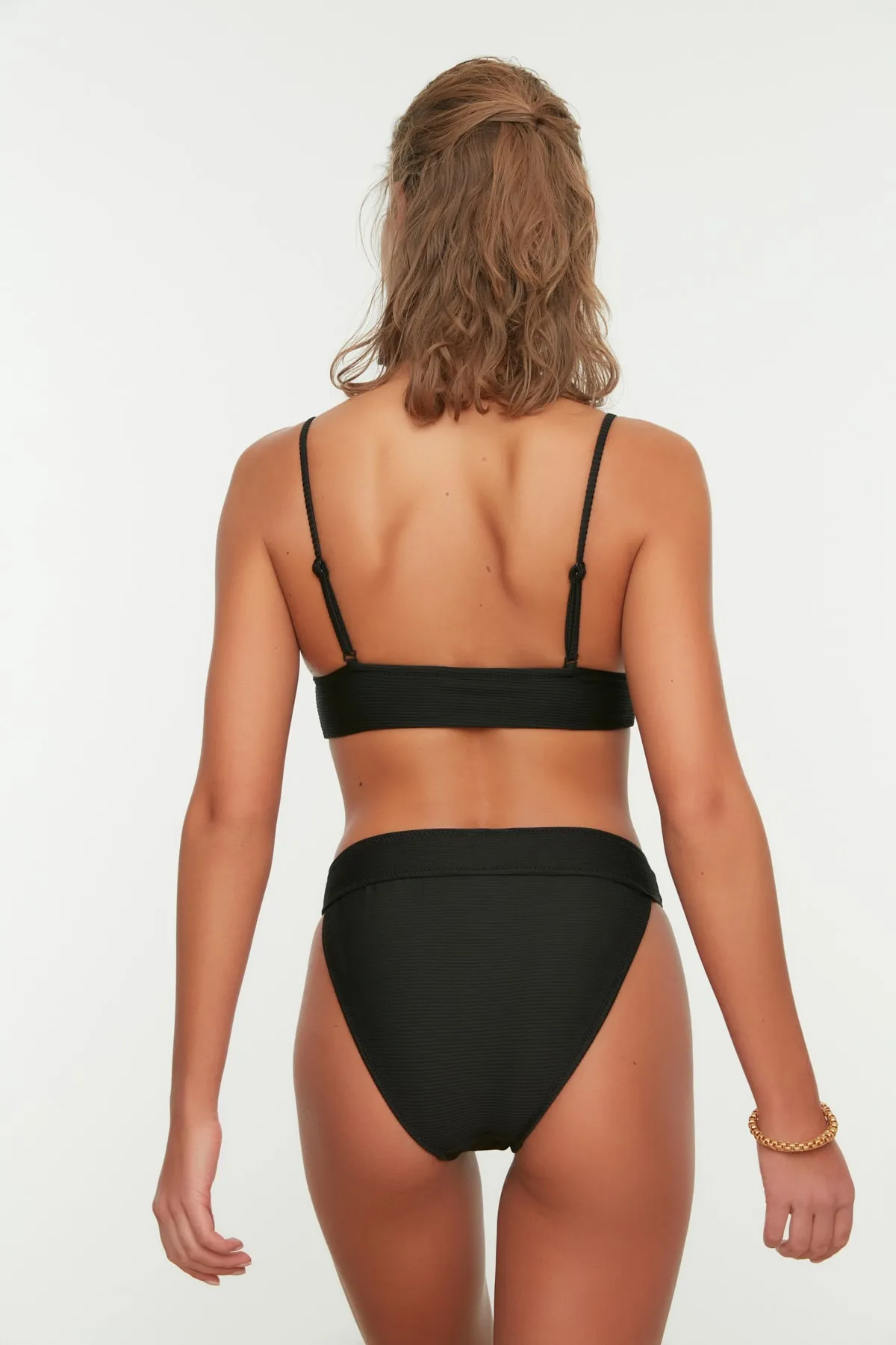 Trendyol Collection  Schwarze, strukturierte, reguläre Bikinihose mit hohem Beinausschnitt TBESS21BA0016