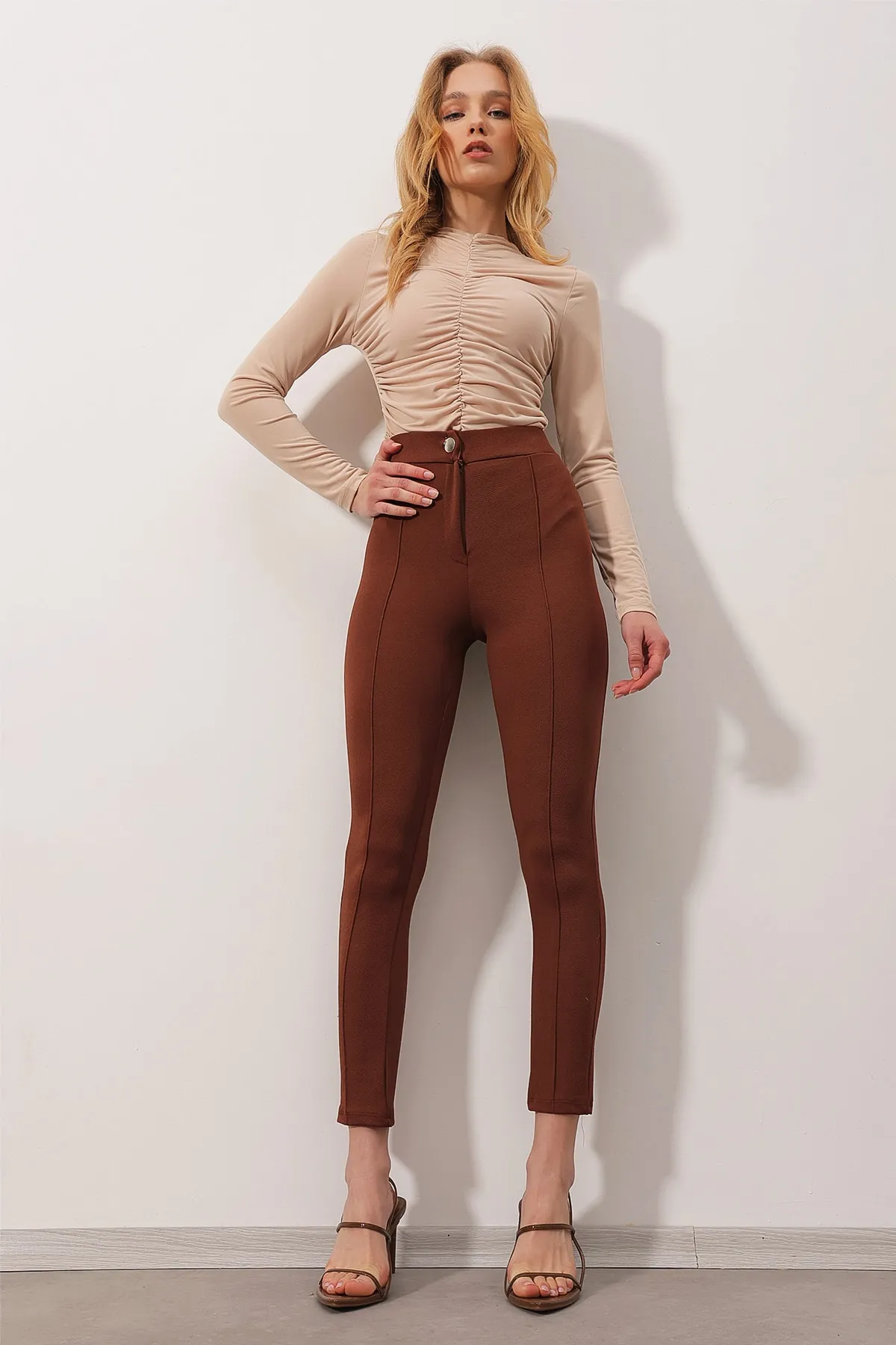 Trend Alaçatı Stili  Braune Damenhose mit hohem Bund und gerippten Nähten, gewebt, ALC-X9810