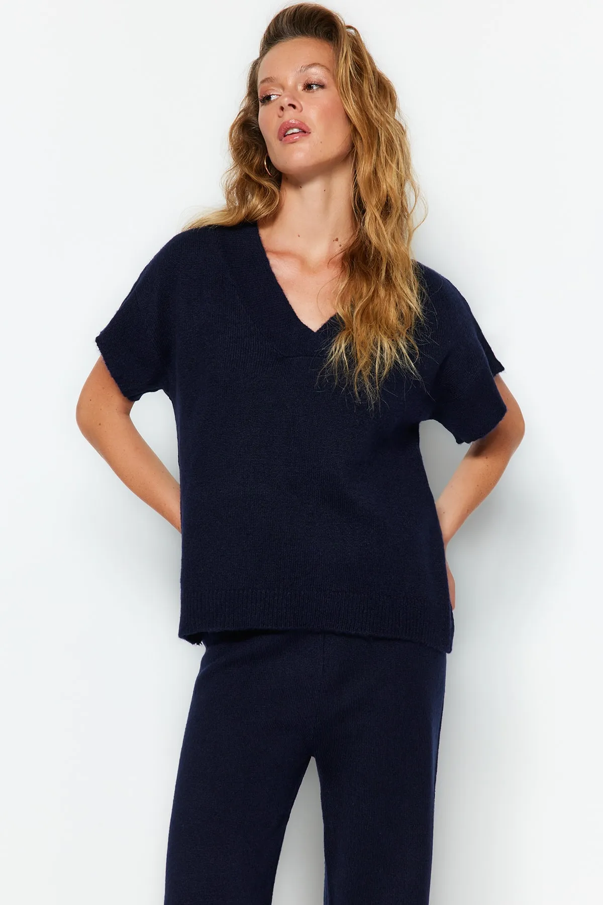 Trendyol Collection  Marineblaues, weich strukturiertes Strickoberteil und -unterteil mit V-Ausschnitt TWOAW24AU00042