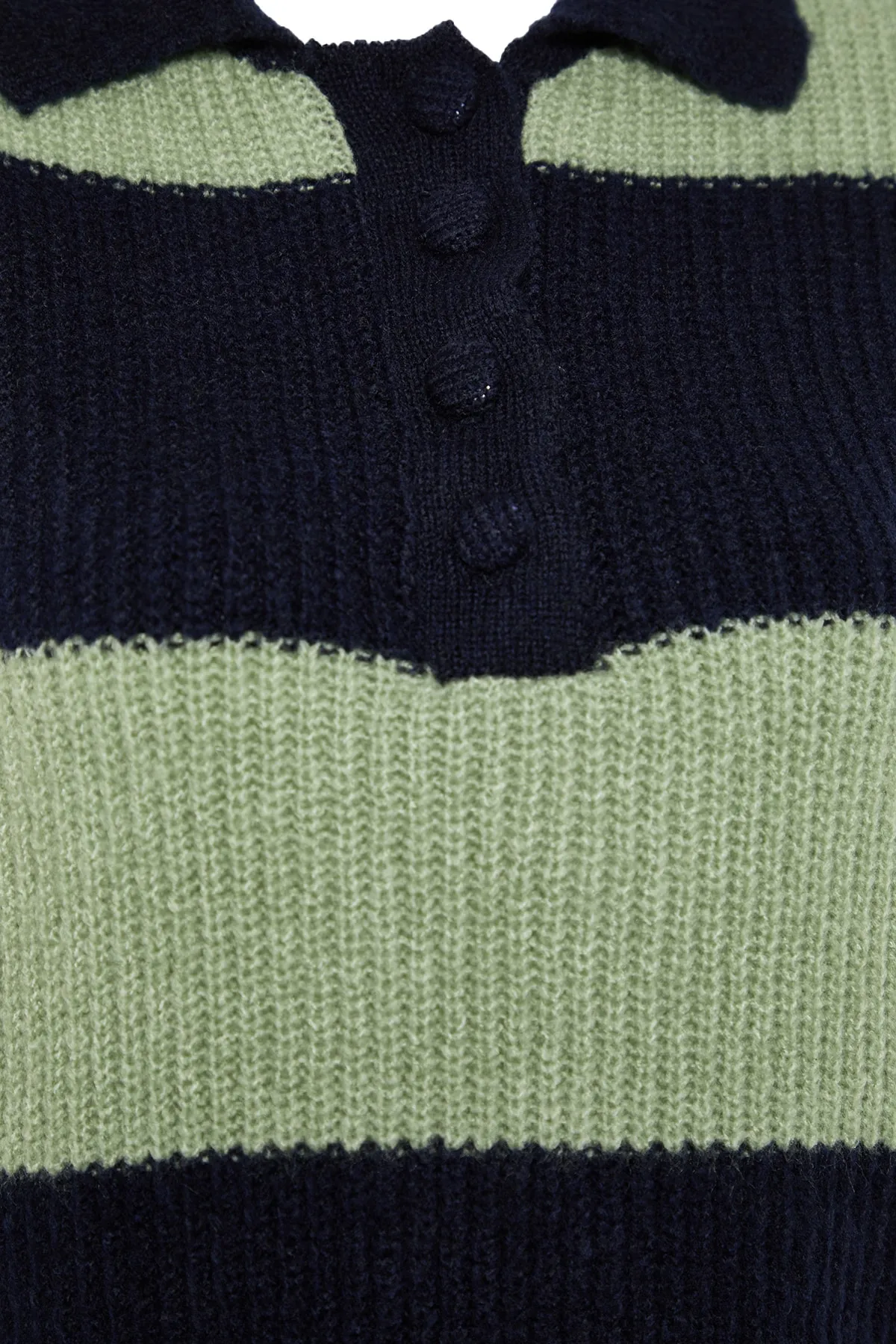 Trendyol Collection  Marineblauer Strickpullover mit weicher Struktur und Farbblockdesign TWOAW22KZ0226