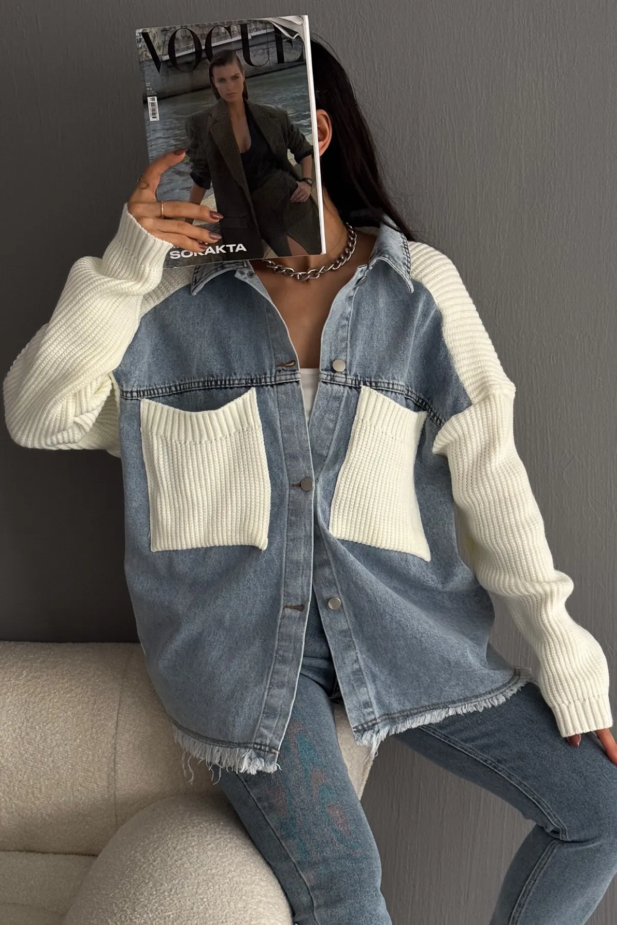 FEMELLE  Damen-Strickjacke aus Denim mit weißen Ärmeln und Taschen in Übergröße