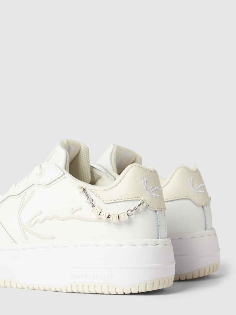 Sneaker mit Label-Details in weiss