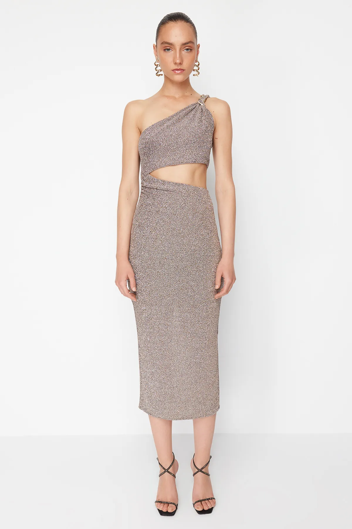 Trendyol Collection  Zeynep Tosun Stilvolles Abendkleid mit Glitzer und Schlangen-Accessoire-Details - Bronzefarbenes Strickkleid TCLSS24EL00005