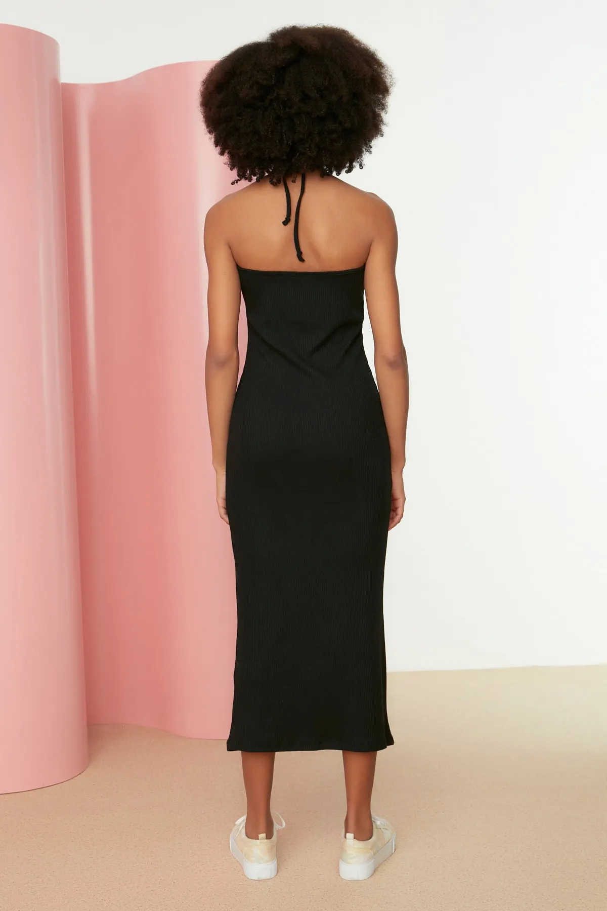 Trendyol Collection  Schwarzes Neckholder-Bleistiftkleid aus dehnbarem, geripptem Midi-Strick TWOSS22EL1220