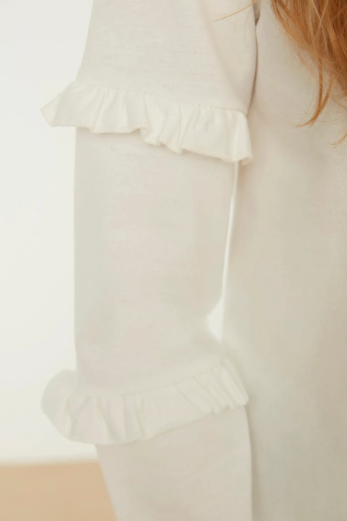 Trendyol Modest  Ecrufarbene Stricktunika mit Rundhalsausschnitt und Rüschenärmeln TCTSS21TN0088