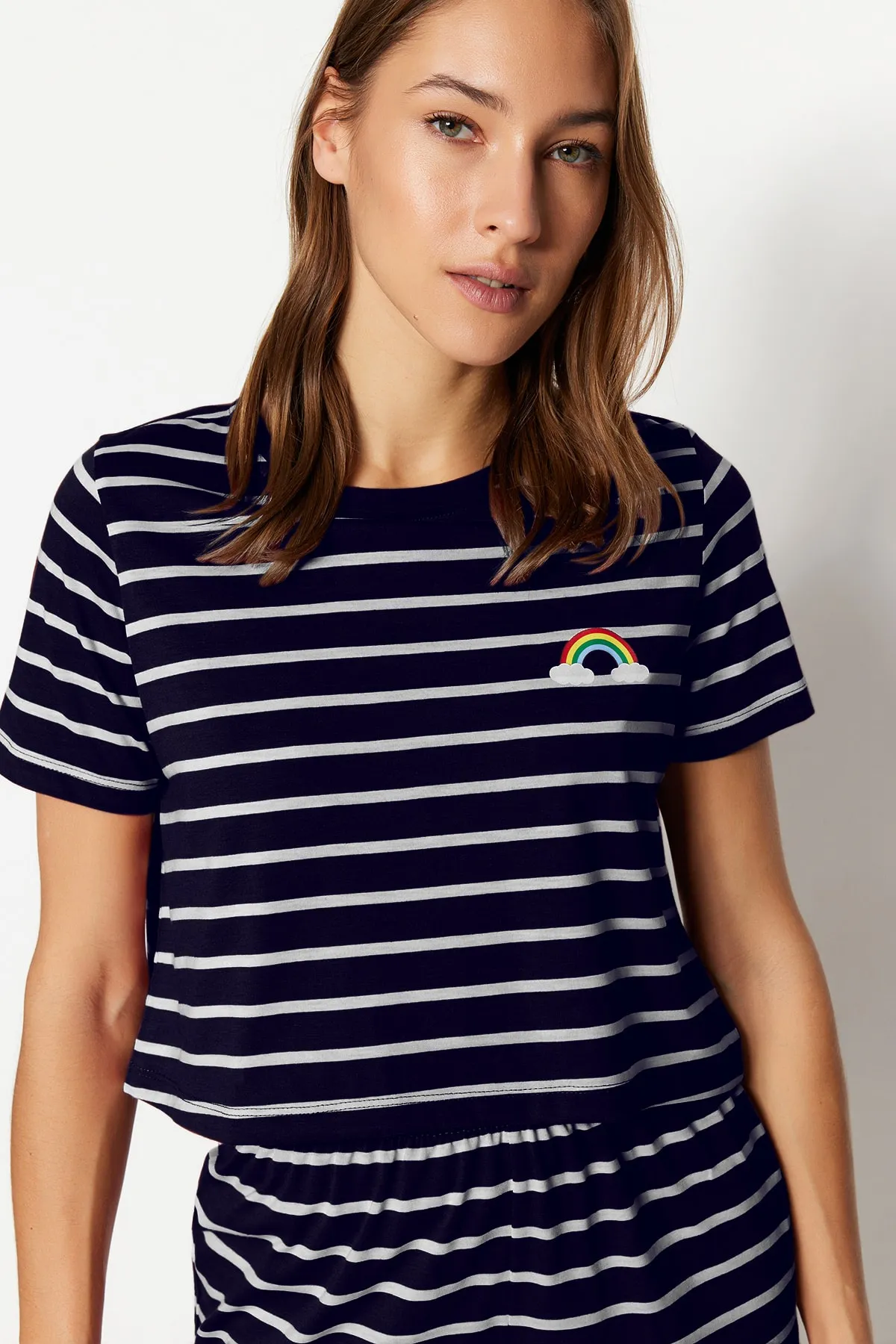 Trendyol Collection  Marineblaues, mit Regenbogen bedrucktes T-Shirt-Shorts-Strick-Pyjama-Set THMSS20PT0230