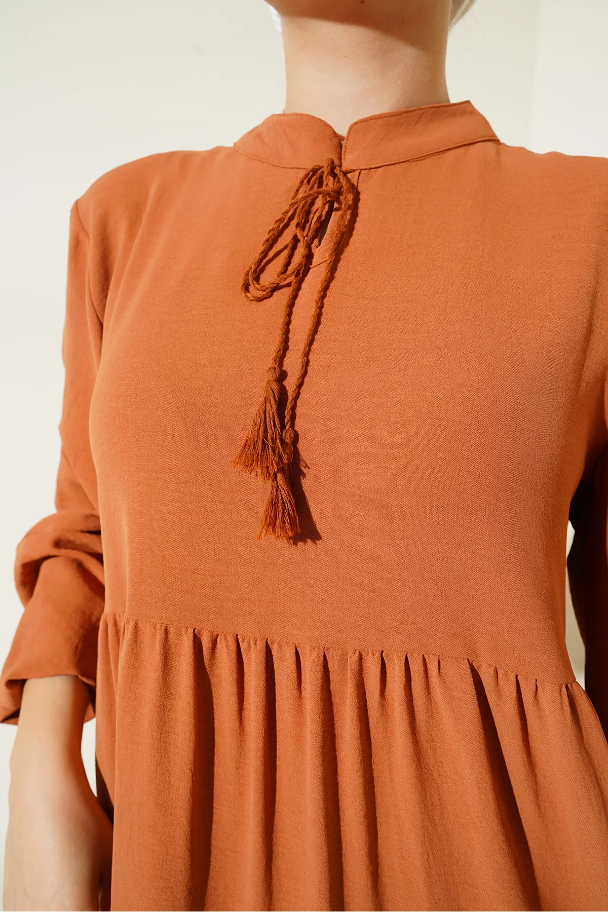 Bigdart  1627 Hijab-Kleid mit Kragen und Schnürung – Hellbraun
