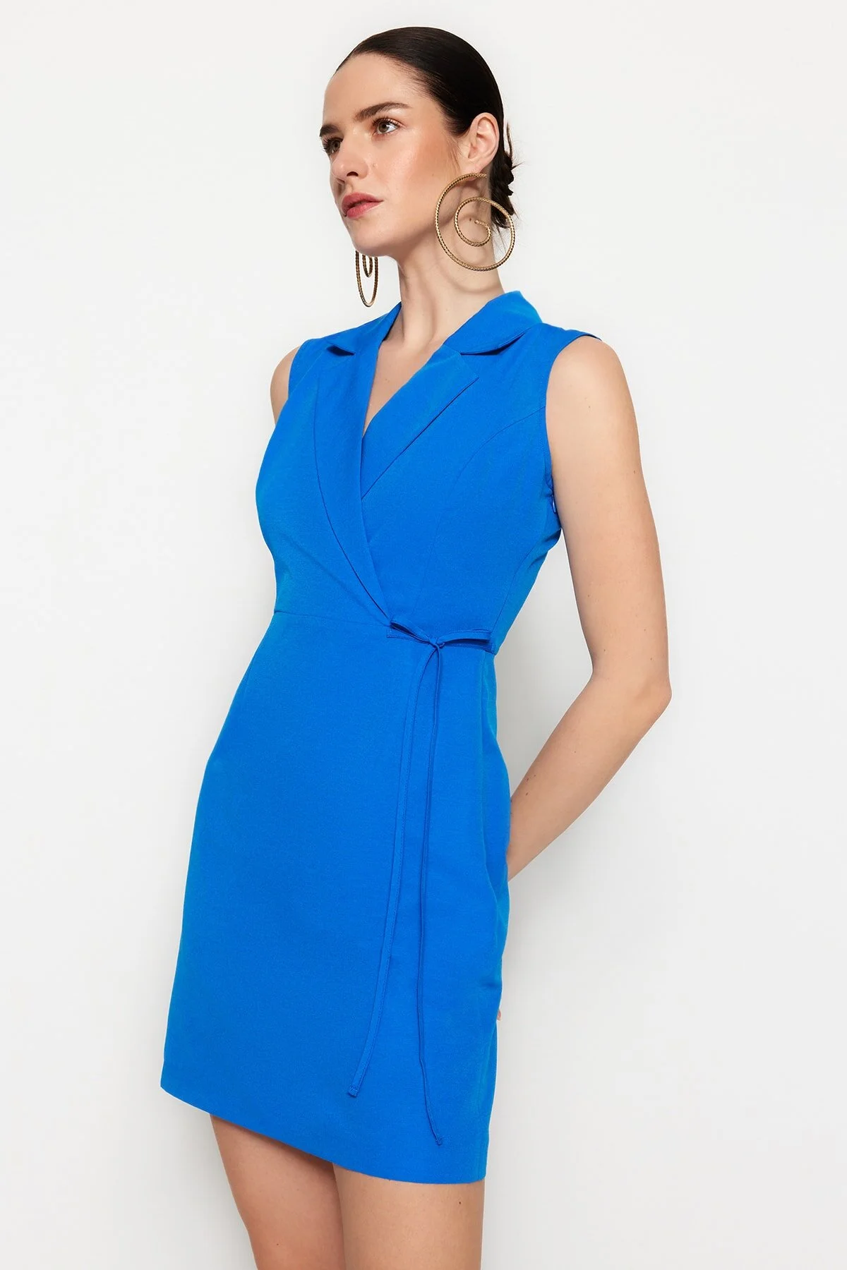 Trendyol Collection  Blaues Mini-Jackenkleid in A-Linie/Glockenform mit Bindedetail TWOSS23EL01508