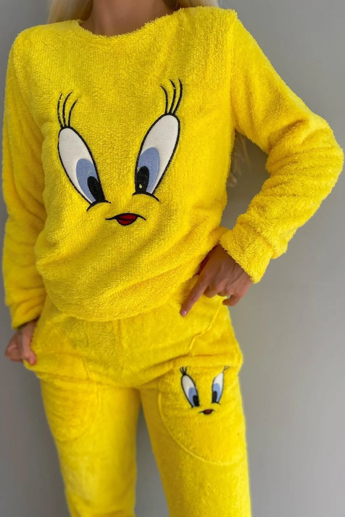 Pijamaevi  Pyjama-Set aus Vollplüsch mit gelbem Vogelmuster
