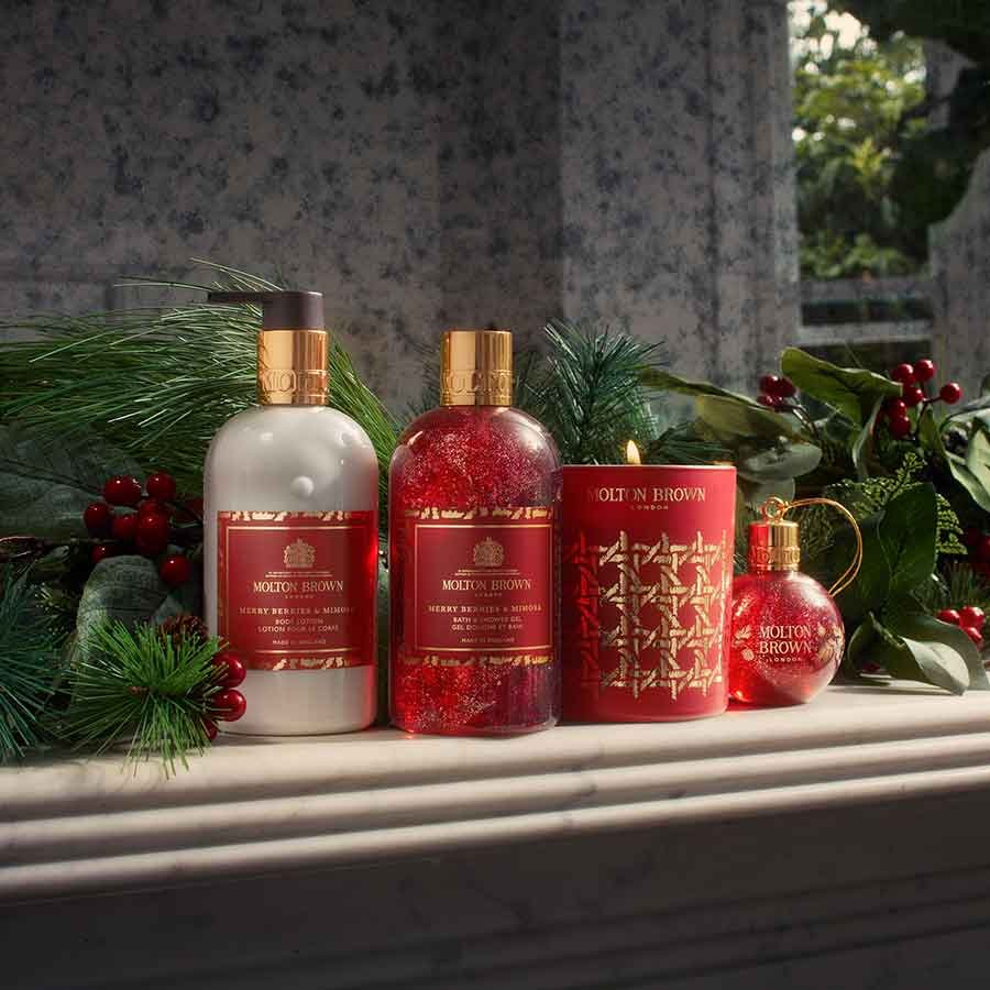 Molton Brown Festliche Limited Editions Merry Berries & Mimosa Christbaumkugel