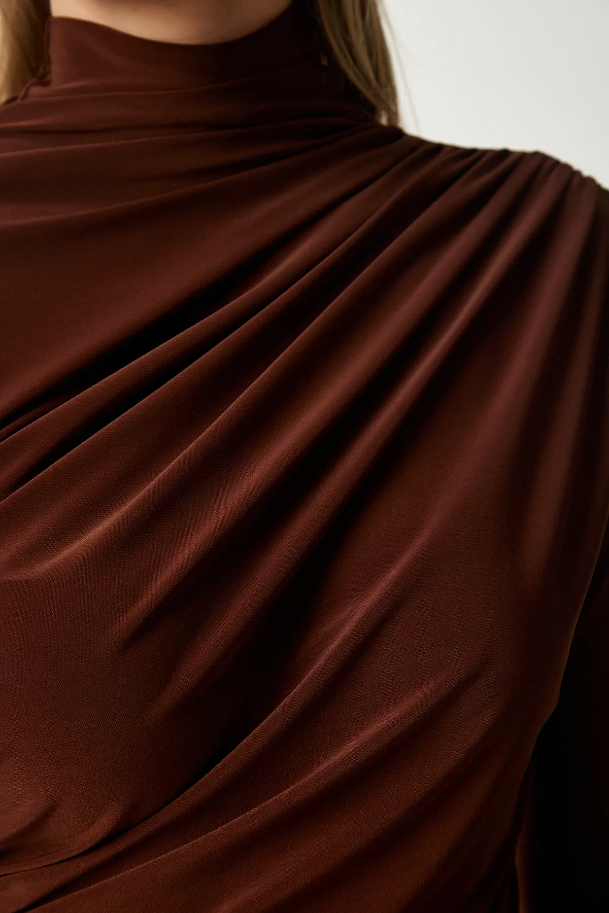 Happiness İstanbul  Braune, geraffte, detaillierte Sandy-Bluse mit hohem Kragen für Damen FF00135