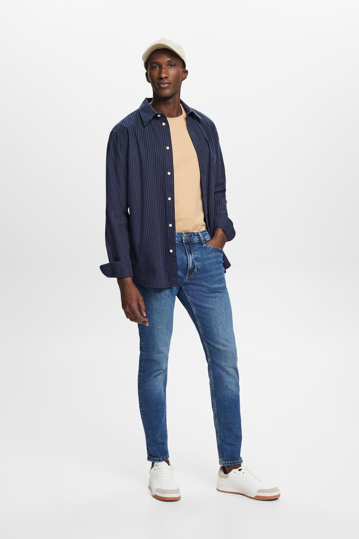 Schmal zulaufende Jeans mit recycelter Baumwolle