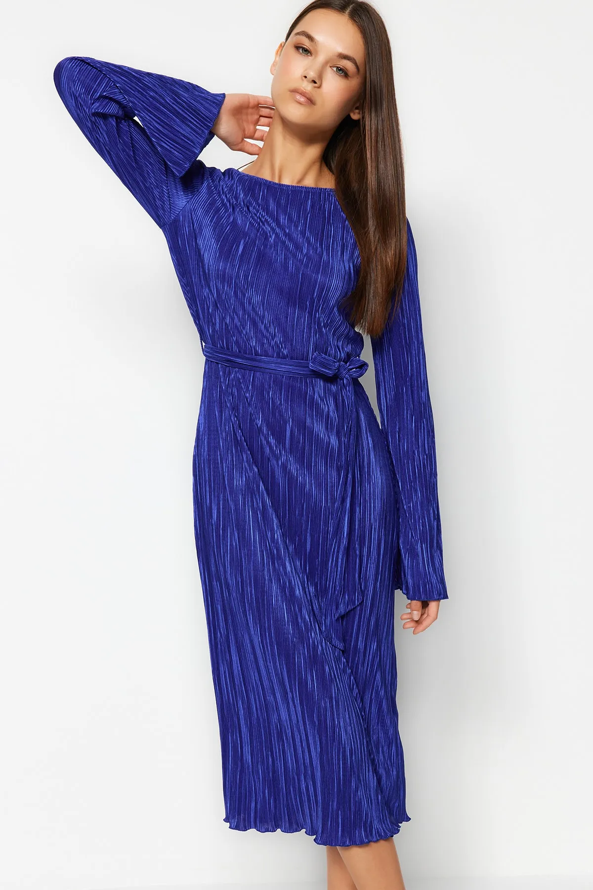 Trendyol Collection  Marineblaues Midi-Strickkleid in A-Linie mit ausgestellten Ärmeln aus Premium-Plisseestoff mit detailliertem Ausschnitt TWOAW24EL00125