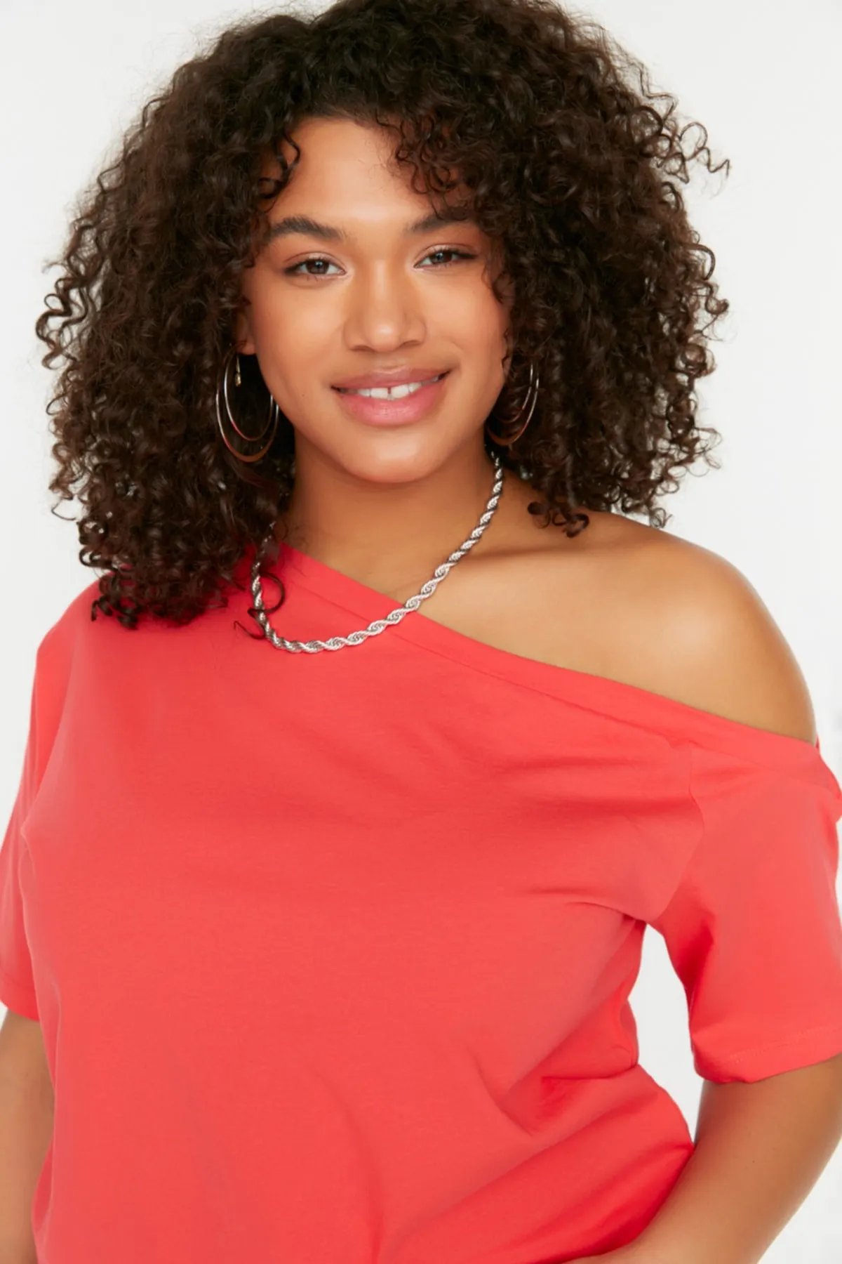 Trendyol Curve  Korallenrote, schulterfreie, detaillierte Strickbluse TBSSS22AF0052