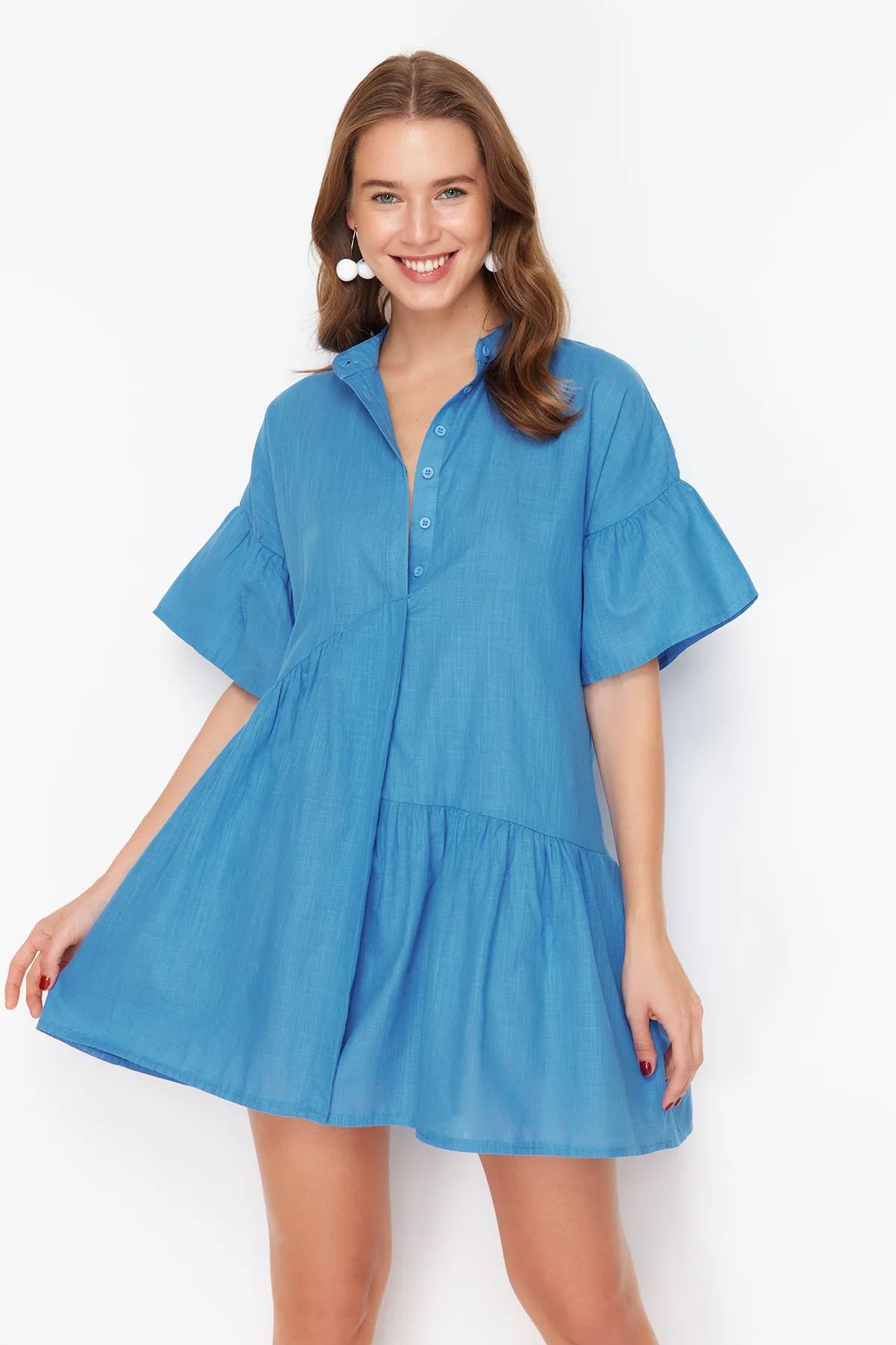 Trendyol Collection  Saks Wide Fit Mini-Strandkleid mit gewebten Rüschen TBESS20EL0873