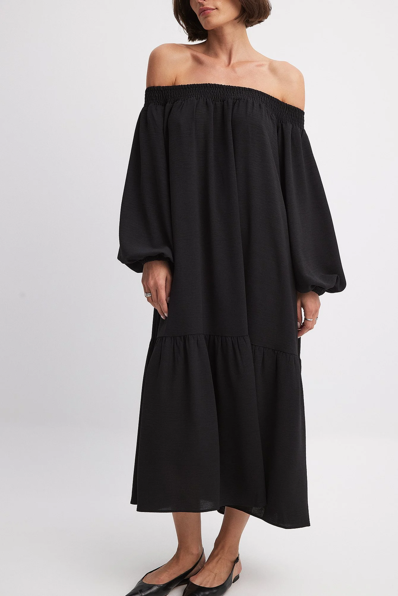 Schulterfreies Midikleid mit langen Ärmeln