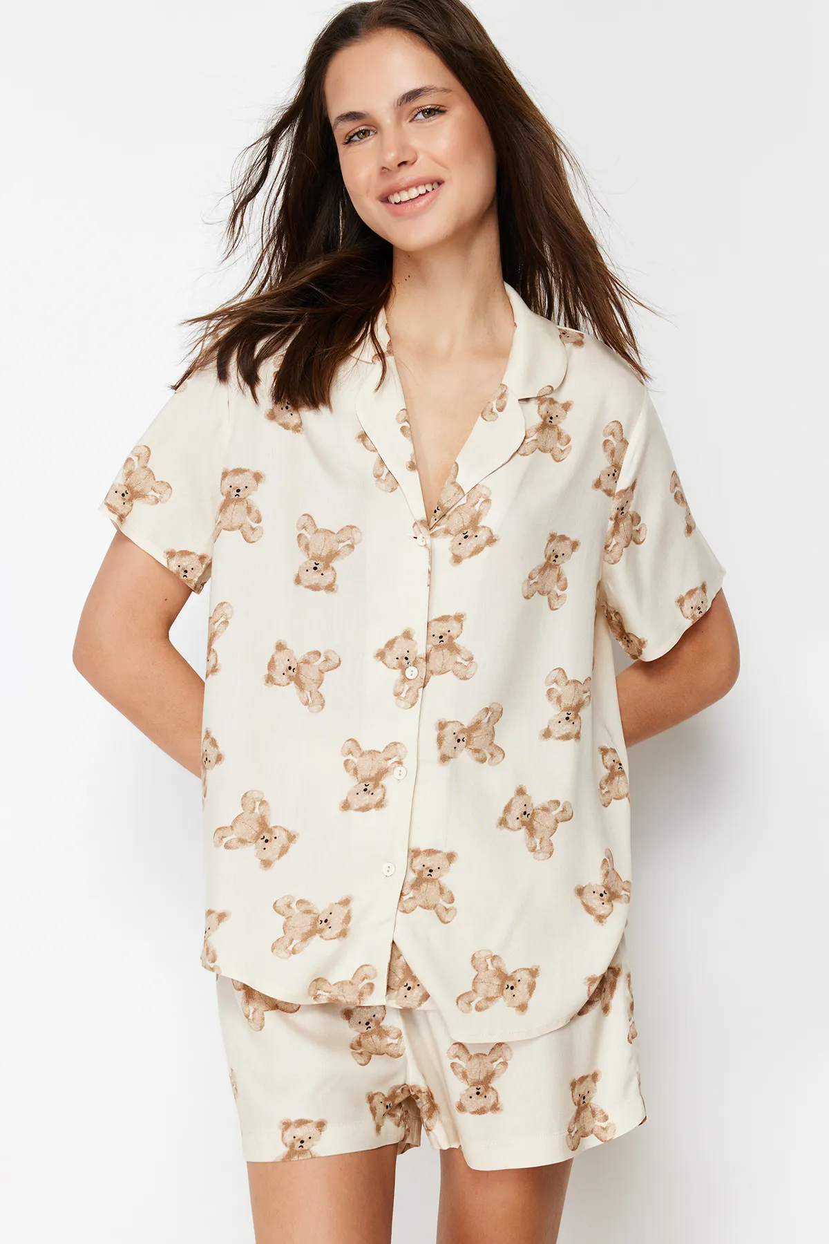 Trendyol Collection  Beigefarbenes Pyjama-Set aus gewebter Viskose mit Teddybär-Muster THMSS24PT00067
