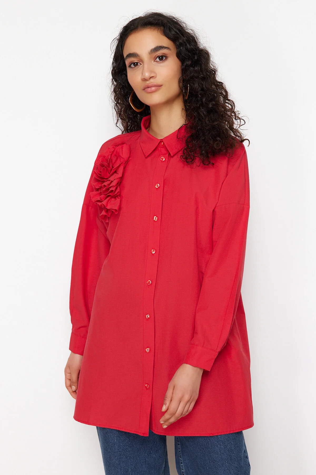Trendyol Modest  Rotes gewebtes Baumwollhemd mit Blumenapplikationen TCTSS24TG00030