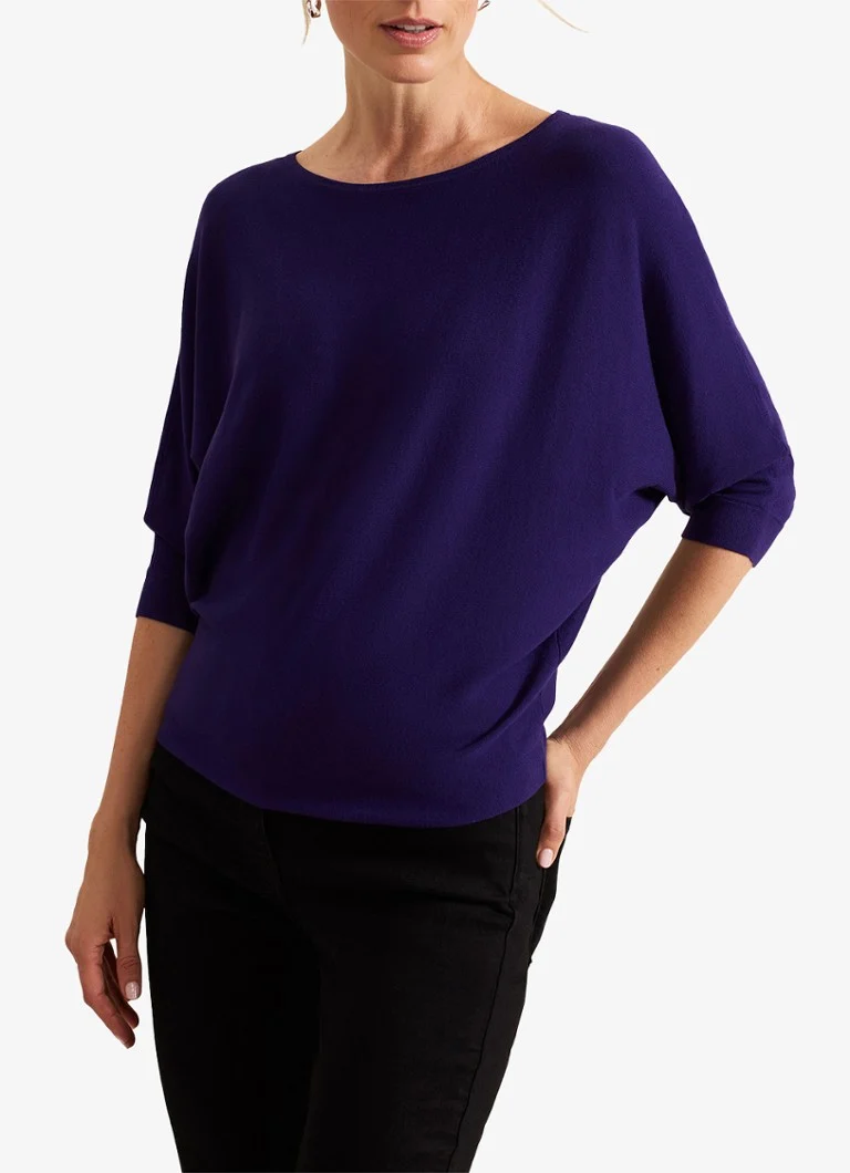 Tricou Cristine de la Phase Eight, confecționat din material tricotat subțire și elastic.