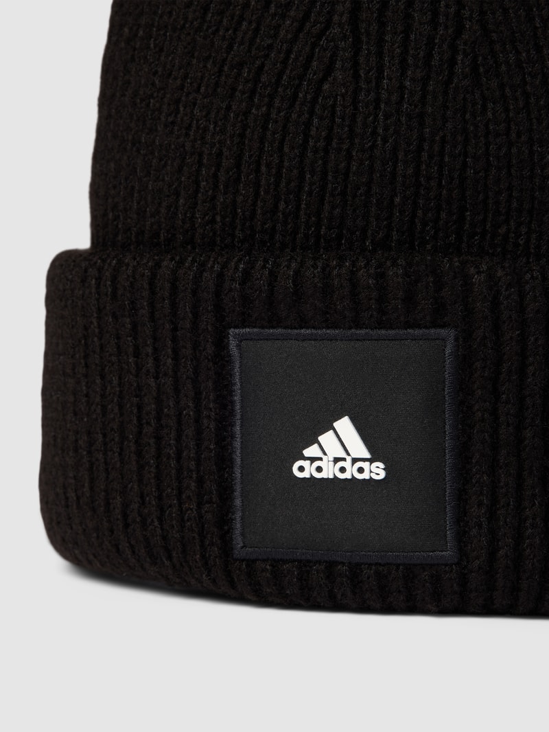 Beanie in unifarbenem Design mit Label-Patch in schwarz
