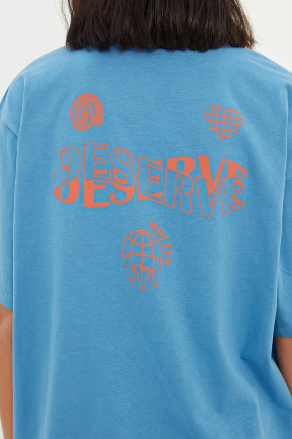 Trendyol Collection  Indigofarbenes Strick-T-Shirt aus 100 % Baumwolle mit Slogan-Print, Boyfriend-Passform und Rundhalsausschnitt TWOSS22TS2168