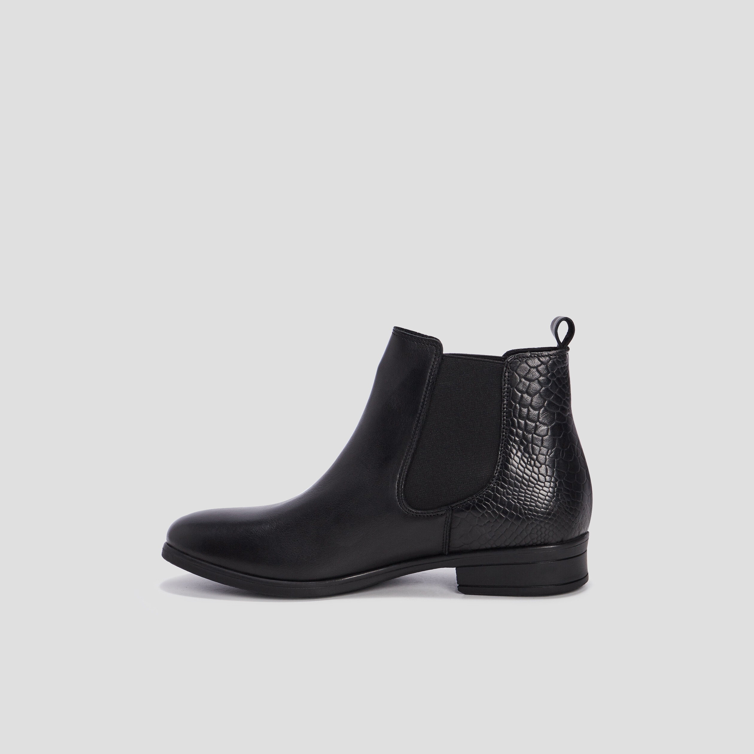 Bottines chelsea plates en cuir noir femme | La Halle
