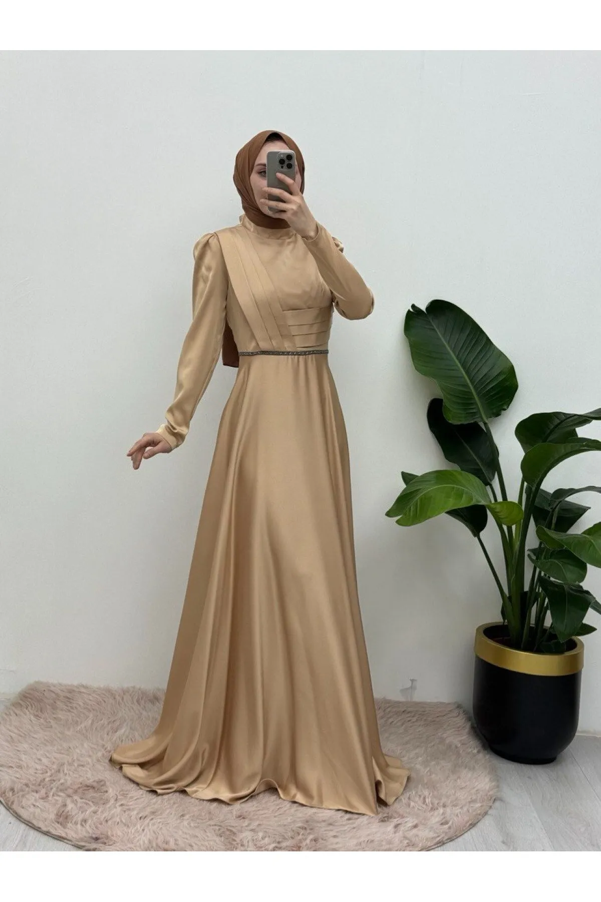 Modamorfo  Satin-Abendkleid mit drapierter Vorderseite und Perlendetail an der Taille