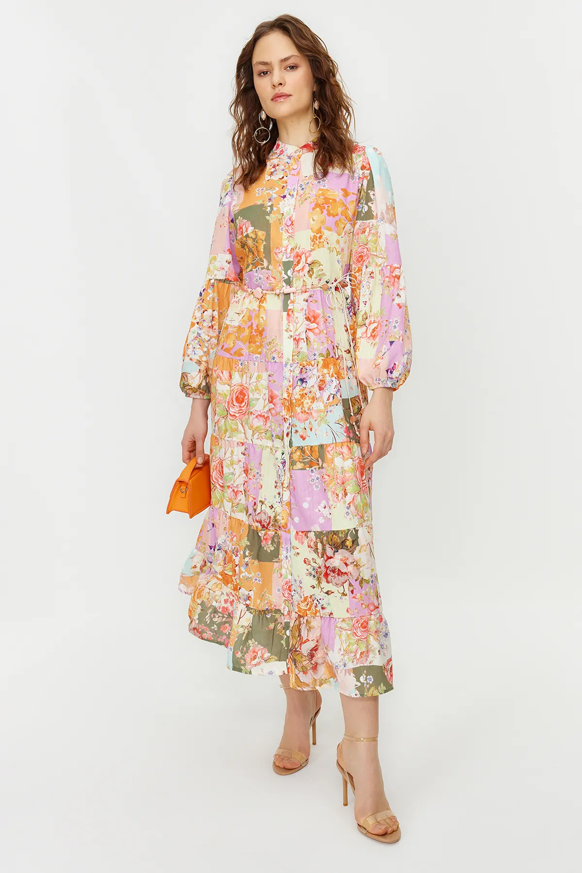 Trendyol Modest  Mehrfarbiges, floral gemustertes, gewebtes Kleid in Leinenoptik mit Gürteldetail TCTSS24EB00042