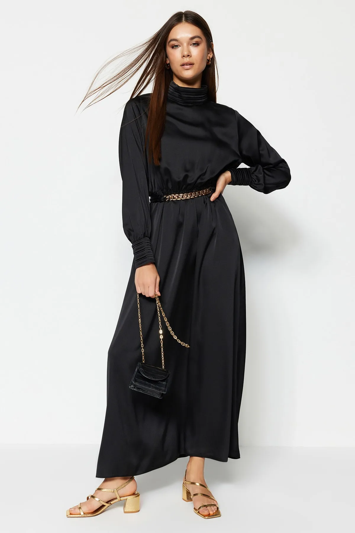 Trendyol Modest  Schwarzes, gewebtes Abendkleid mit Kragen und Manschetten und detailliertem Gürtel TCTSS22EB0142