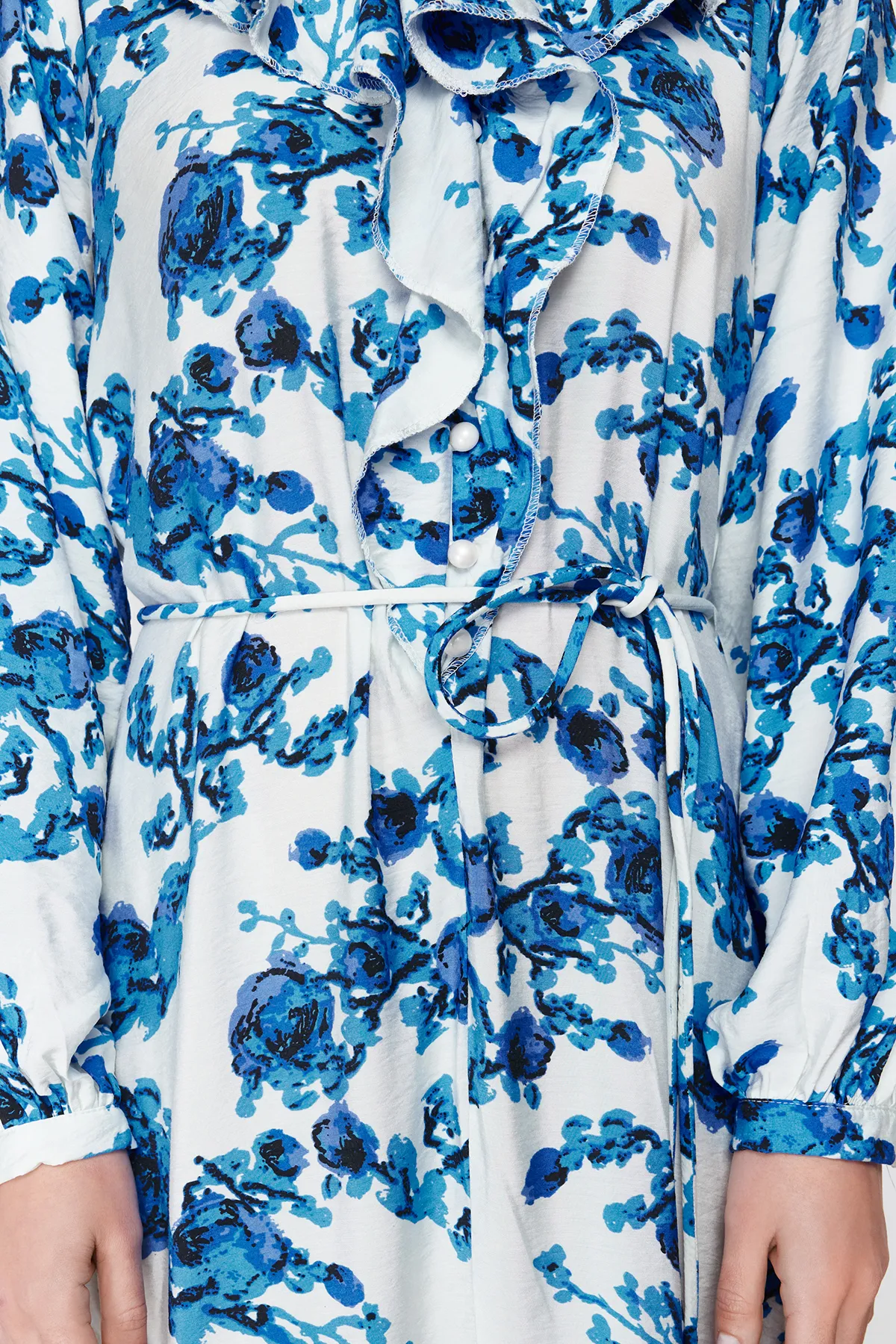 Trendyol Modest  Ecrufarbenes, gewebtes Kleid mit Blumenkragen und Rüschen TCTSS24EB00079