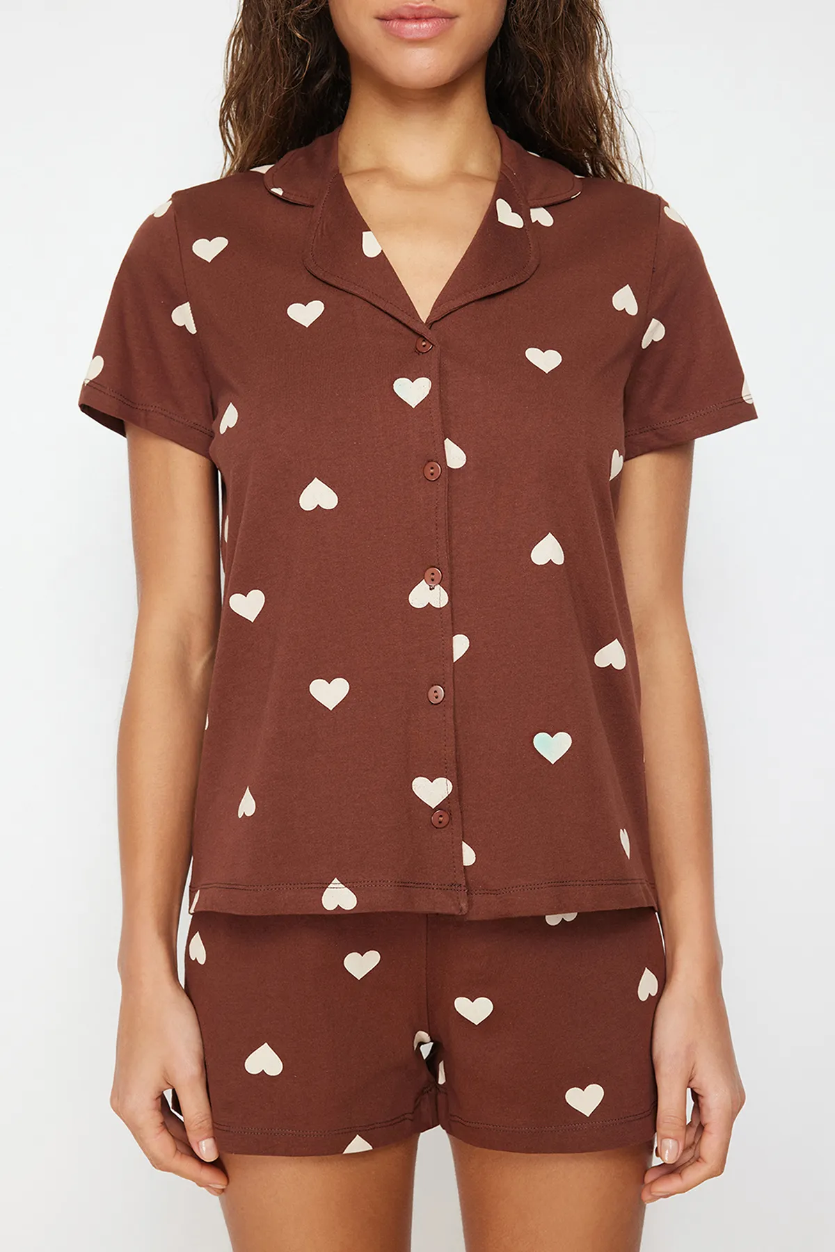 Trendyol Collection  Braunes, gestricktes Pyjama-Set mit Hemd und Shorts aus 100 % Baumwolle mit Herzmuster THMSS21PT0756