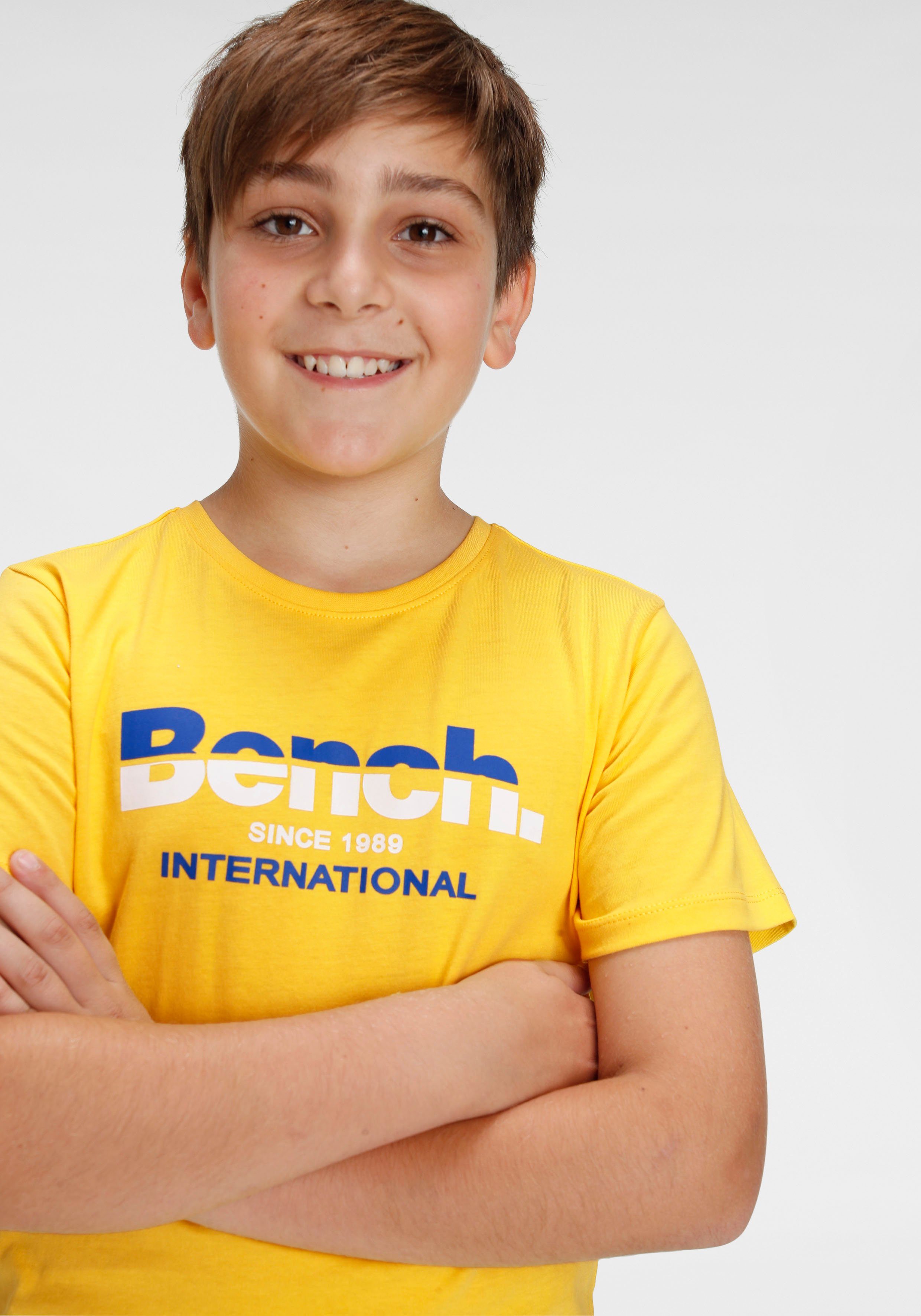 Bench. T-Shirt mit Logo im Farbverlauf