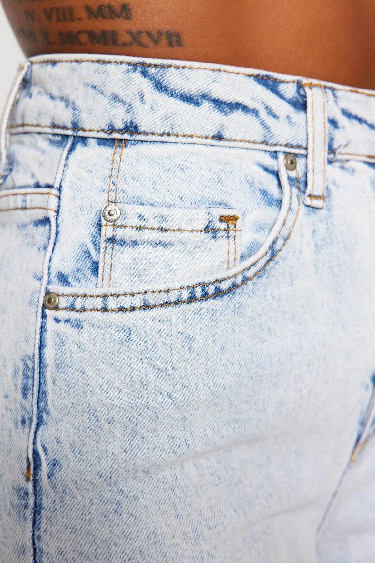Trendyol Collection  Blaue Schlagjeans mit Schlitz und hoher Taille TWOAW22JE0382