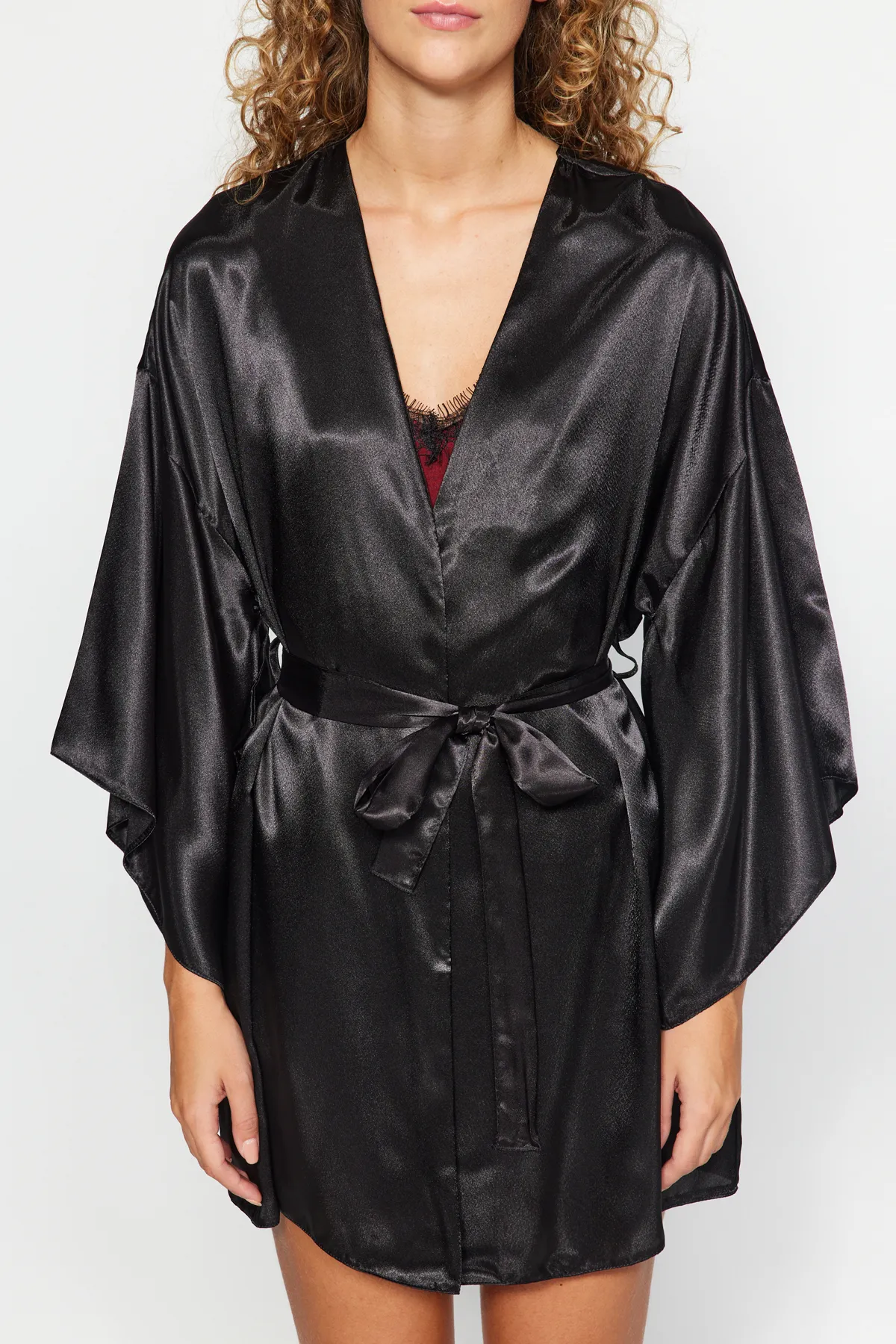 Trendyol Collection  Schwarzer Morgenmantel aus gewebtem Satin mit Gürtel THMAW23SB00011