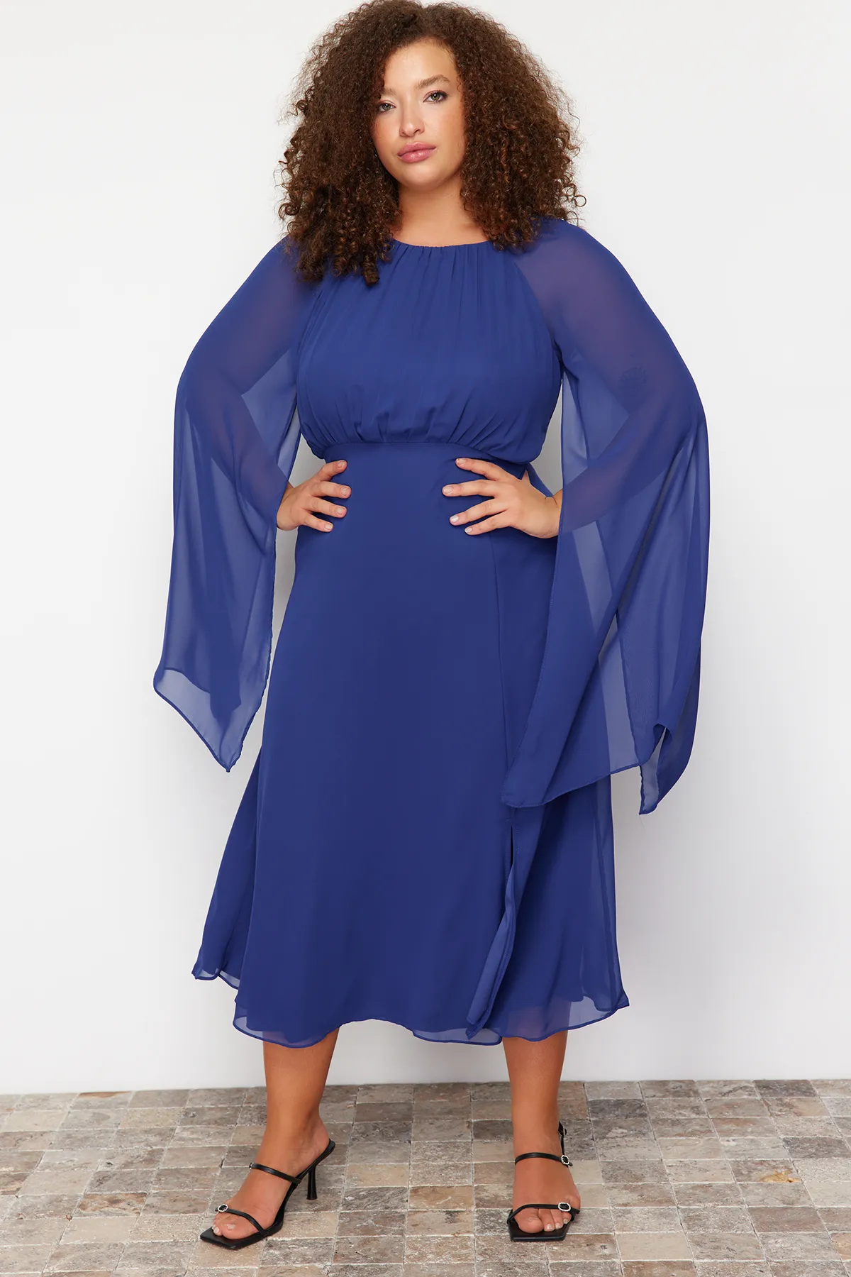 Trendyol Curve  Saks – Langes, gewebtes Maxikleid in Übergröße mit Umhangärmeln