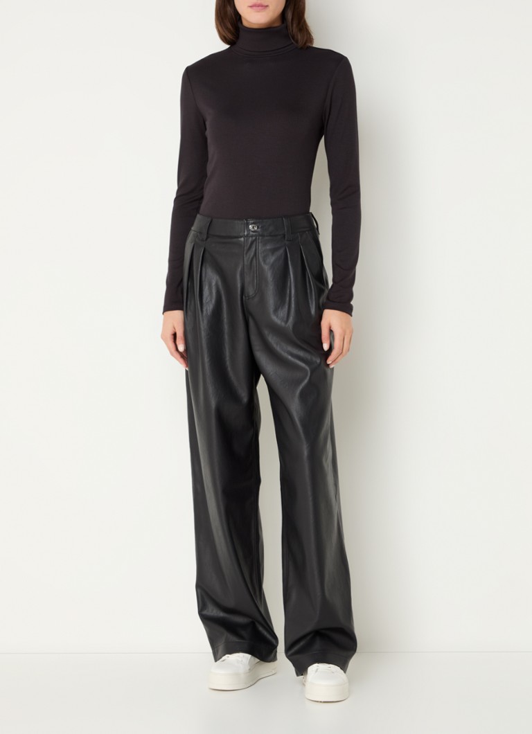 Pantaloni HUGO BOSS din piele ecologică, cu talie înaltă și croială largă, cu detalii plisate.