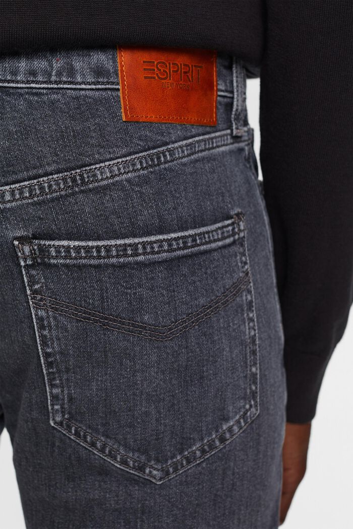 Jeans mit geradem Bein und mittelhohem Bund