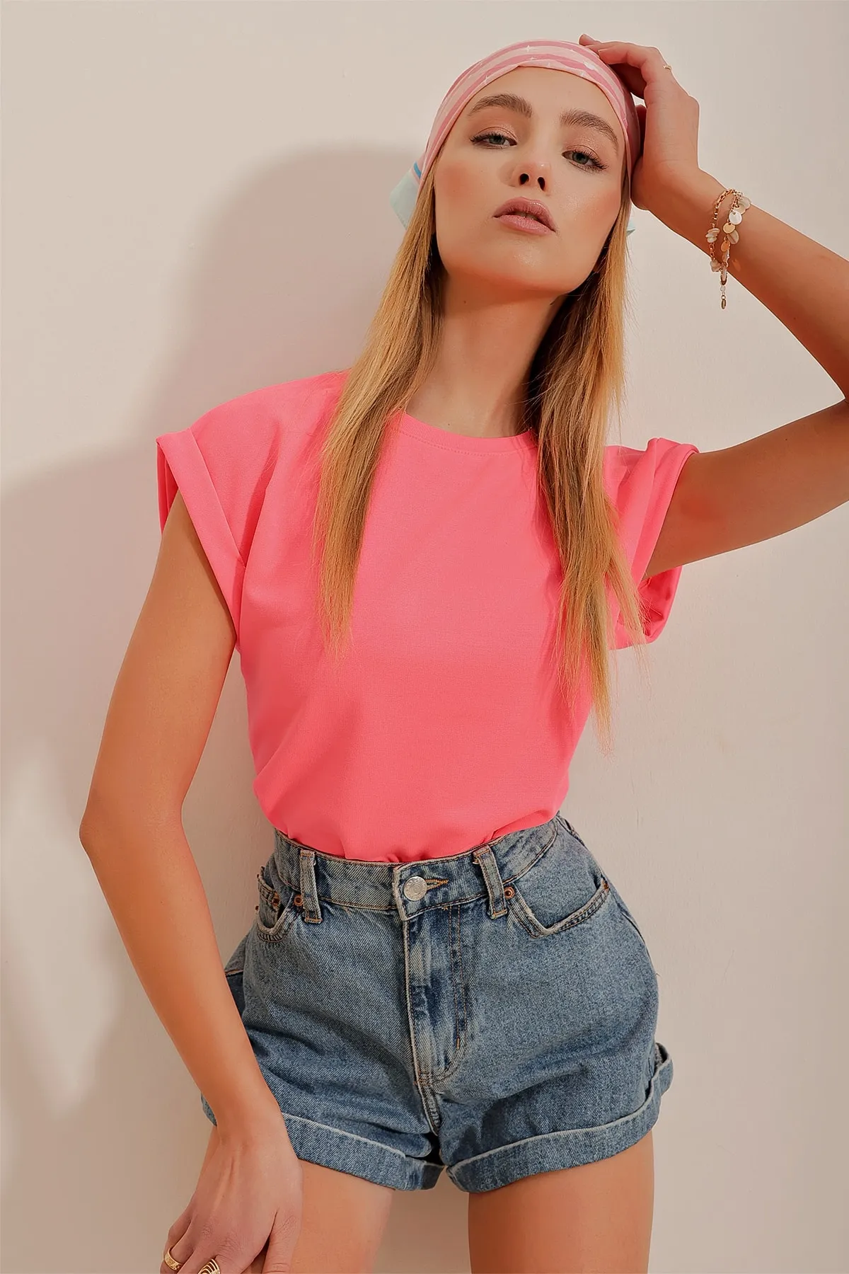 Trend Alaçatı Stili  Fuchsiafarbene Damen-Scuba-Bluse mit Rundhalsausschnitt und zwei Ärmeln ALC-X9916