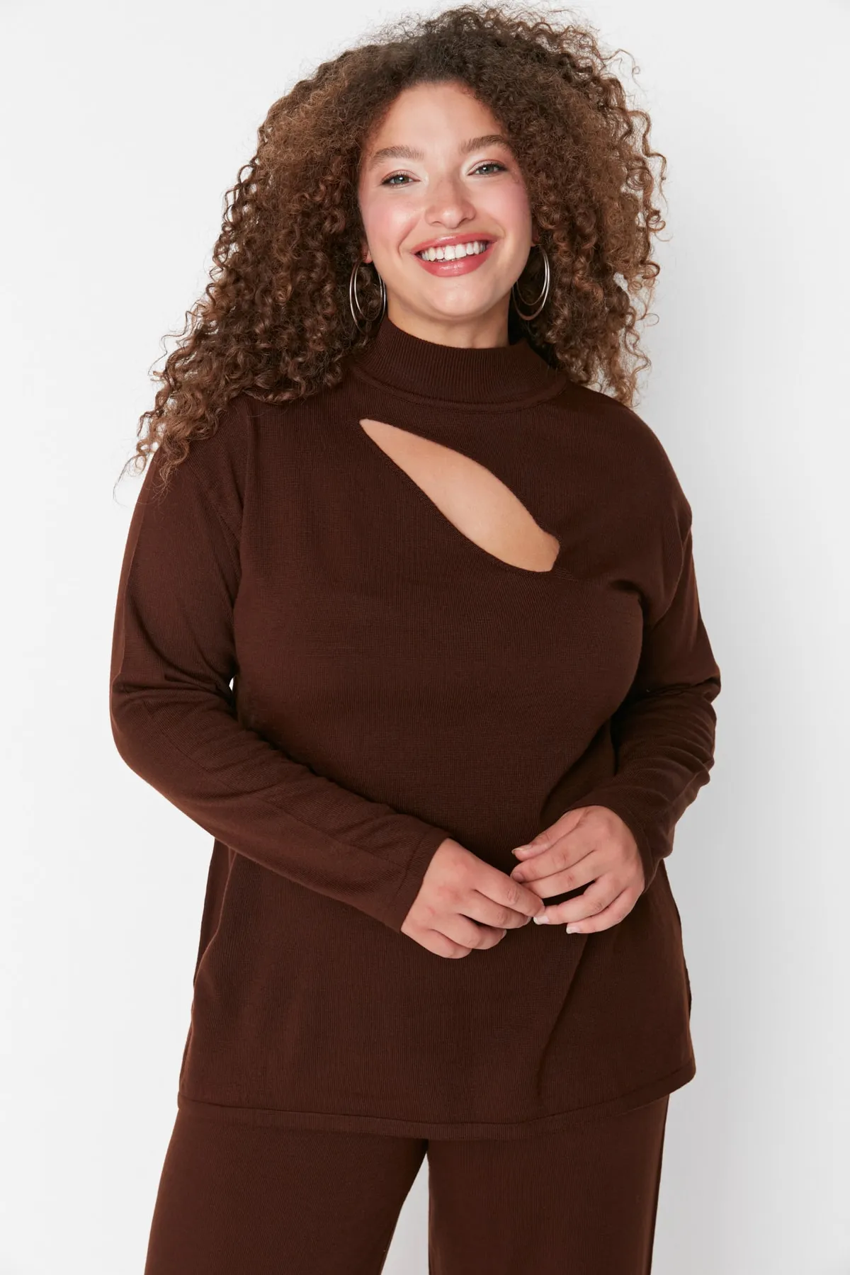 Trendyol Curve  Braunes, detailliertes Strickober- und -unterteil-Set mit Cut-Outs