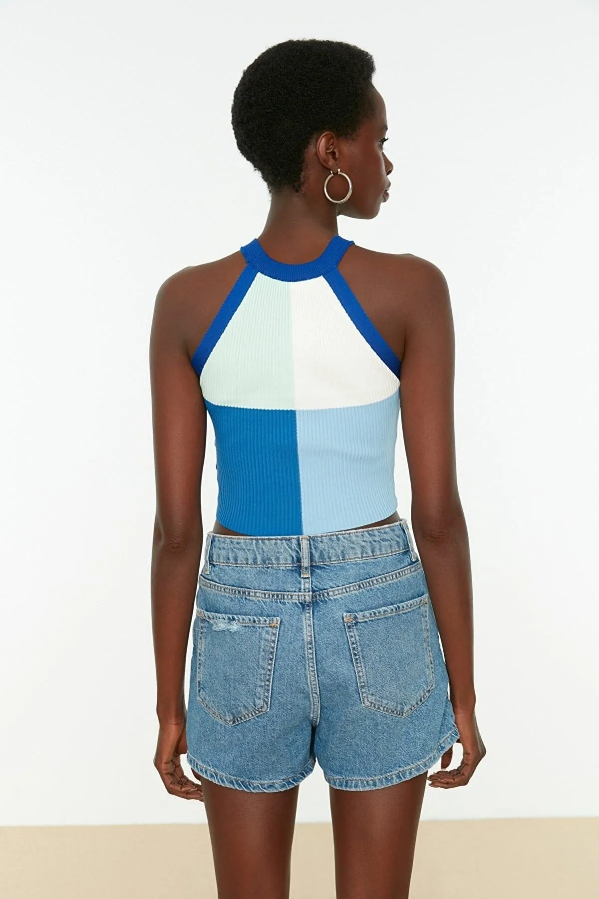 Trendyol Collection  Blaue, bauchfreie, farbblockierte Strickbluse aus Strick TWOSS22BZ0402