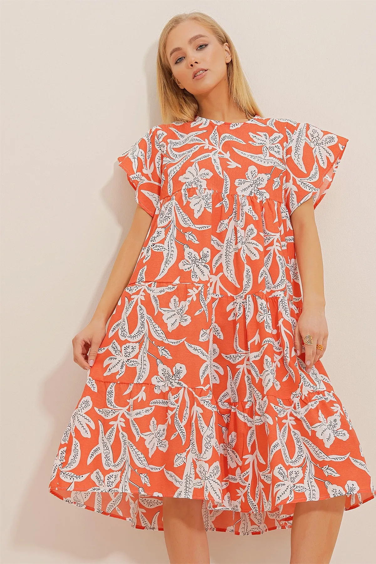 Trend Alaçatı Stili  Damenkleid aus Popeline in Orange und Weiß mit Volant und Blumenmuster und Rundhalsausschnitt ALC-X10241