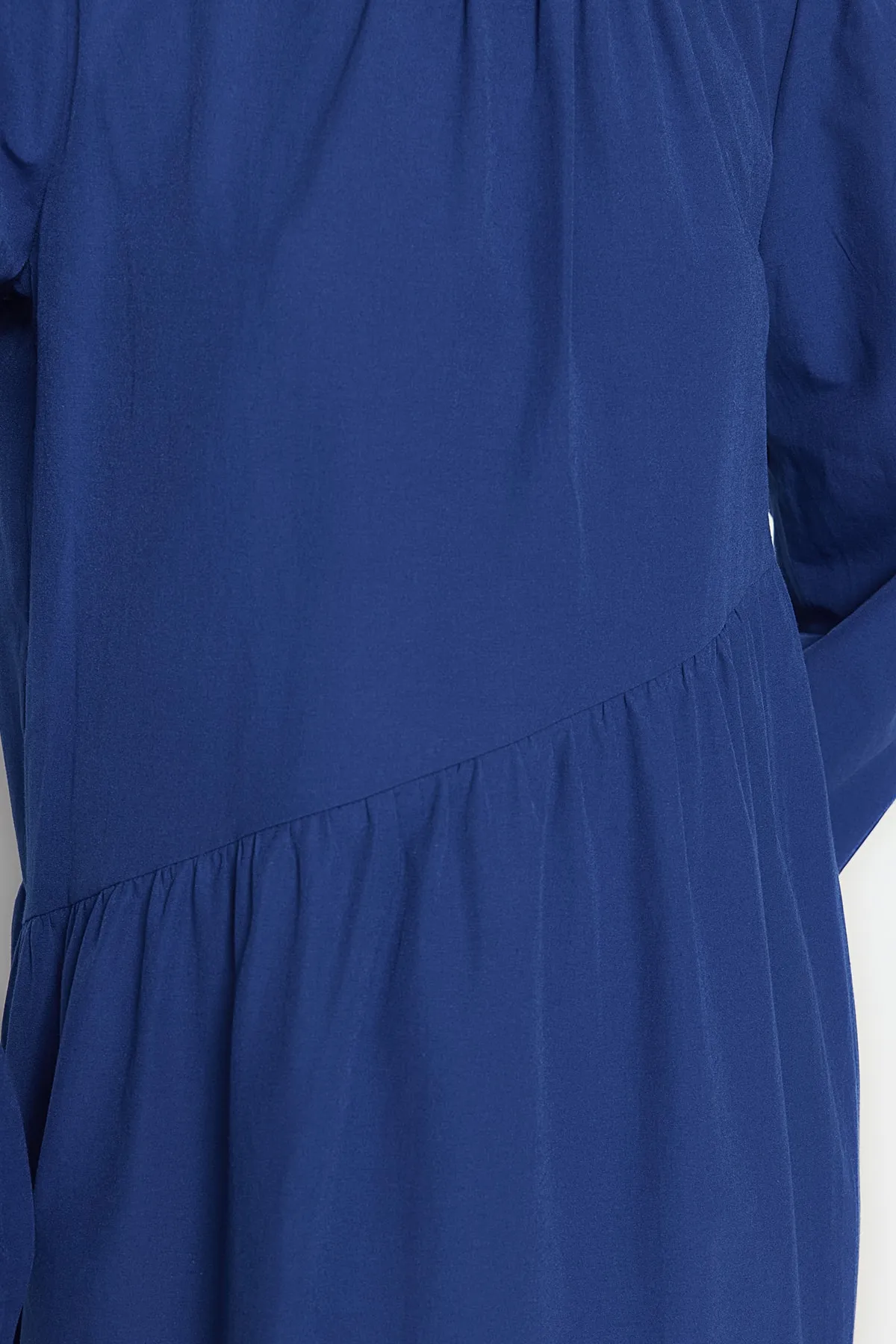 Trendyol Modest  Saks Gather Detailliertes, weit geschnittenes Baumwoll-Webkleid TCTSS21EL3470