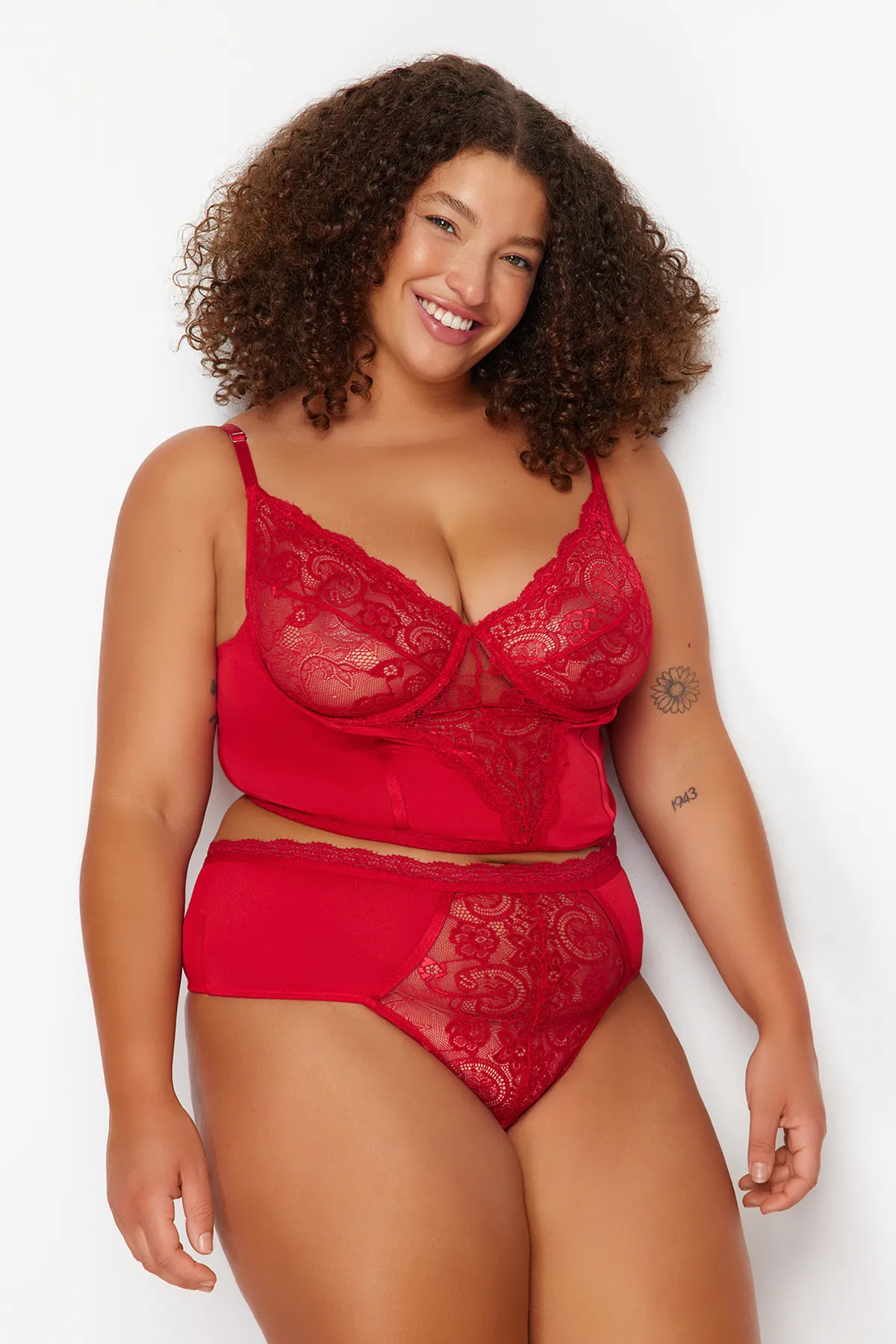 Trendyol Curve  Detaillierte Bustier-Höschen-Unterwäsche-Sets mit roter Spitze TBBSS23DG00000