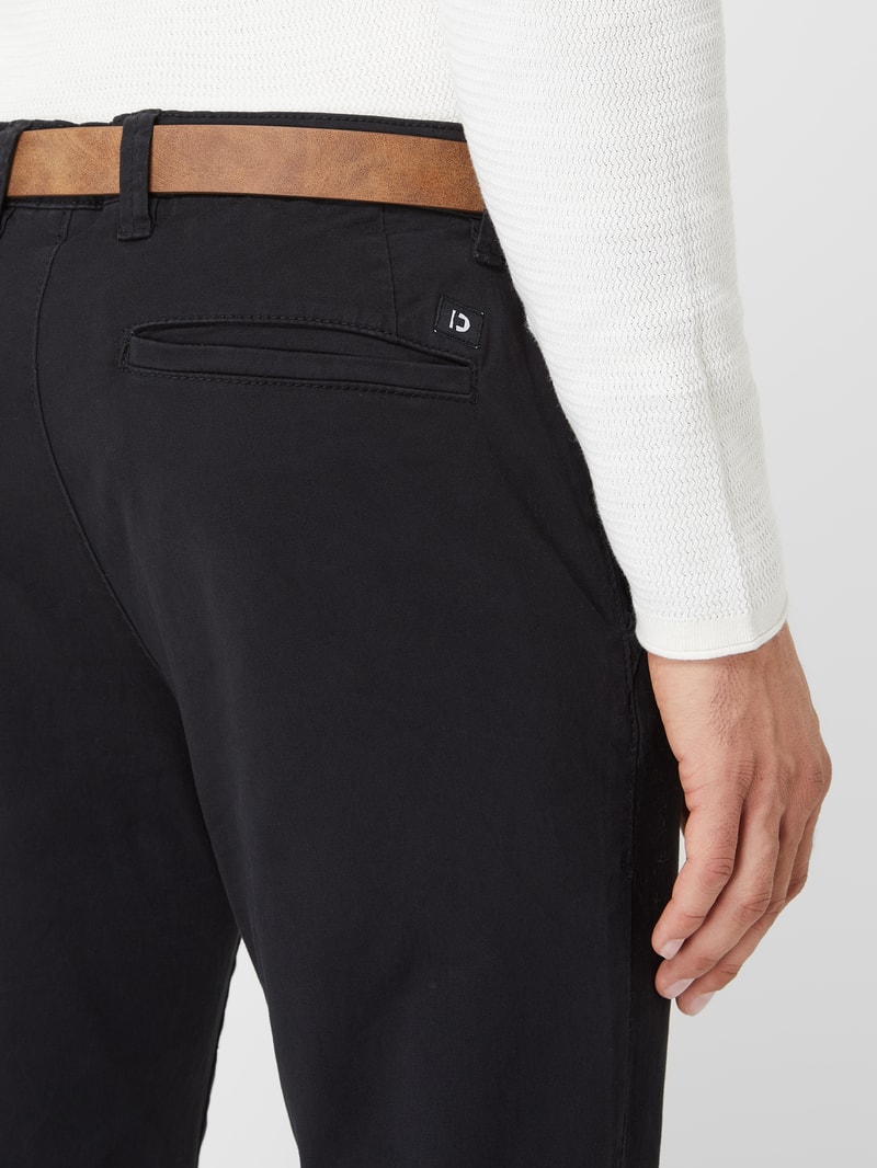 Slim Fit Chino mit Gürtel in schwarz