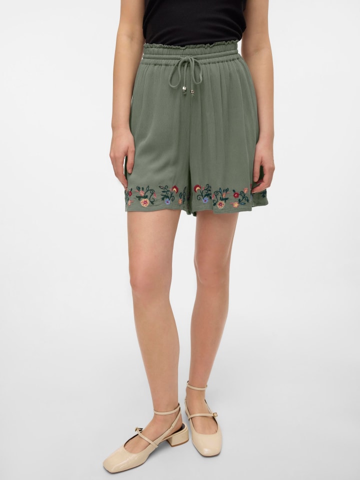 Vero Moda Shorts in Laurel Wreath günstig kaufen