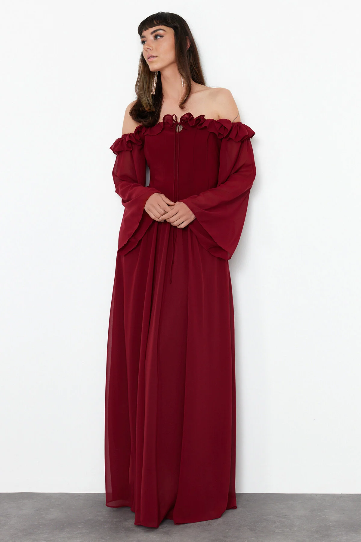Trendyol Collection  Langes Abendkleid aus Burgunderrot mit Taillenöffnung/Skater-Chiffon TPRSS24AE0016