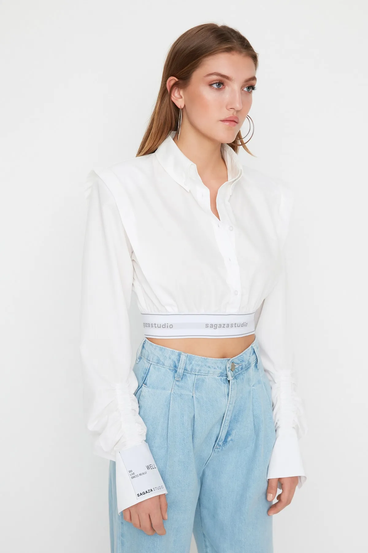 Trendyol Collection  Weißes, bauchfreies Hemd mit Details