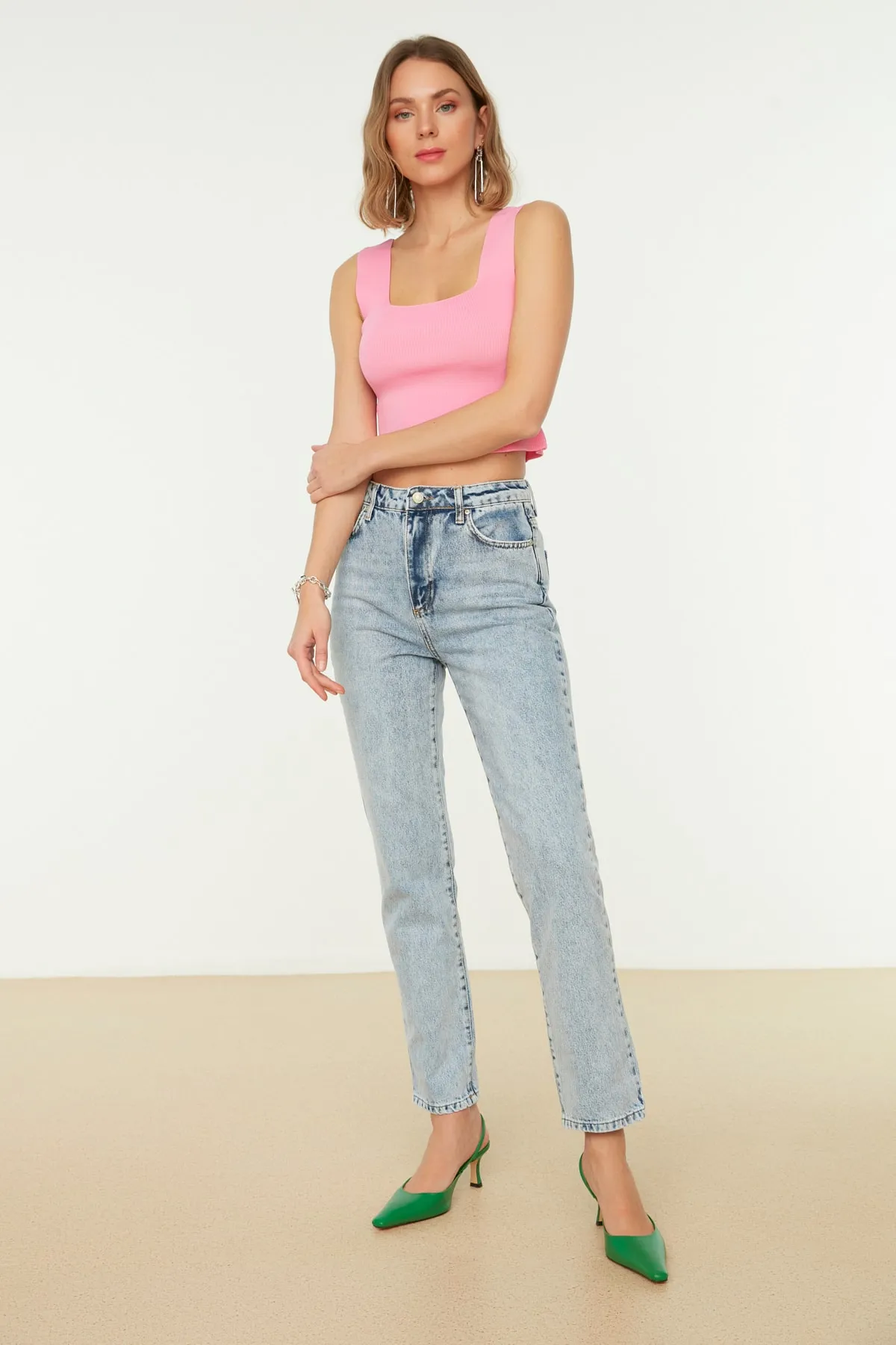 Trendyol Collection  Hellblaue Bootcut-Jeans mit hoher Taille TWOSS21JE0035