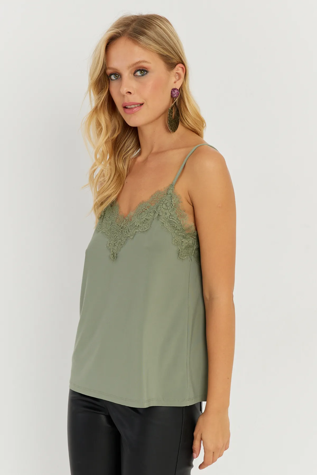 Cool & Sexy  Grünes Unterhemd mit Spitzendetail für Damen AYD265